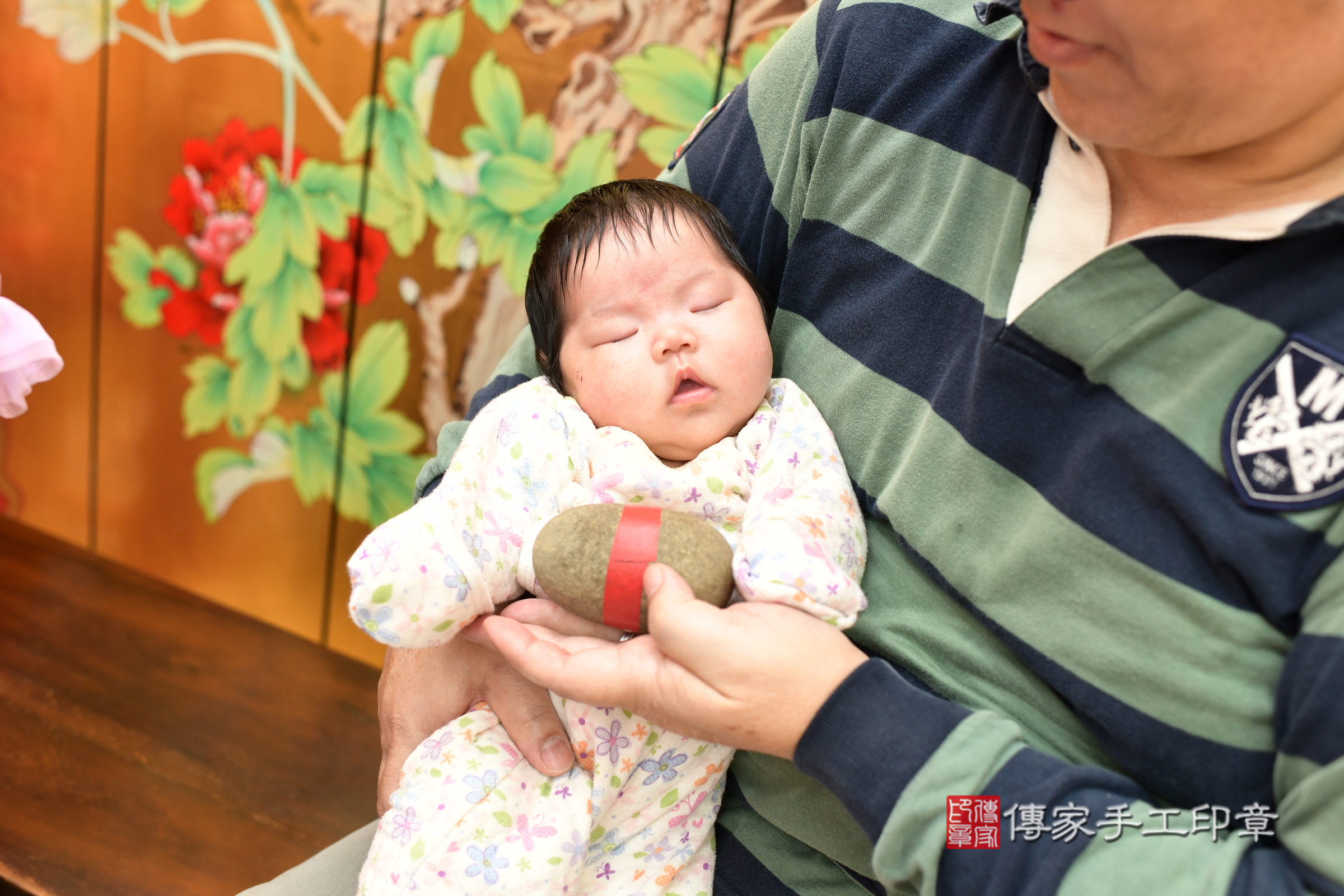 小彤寶寶(台北市大同區嬰兒寶寶滿月剃頭理髮、嬰兒剃胎毛儀式吉祥話)。中國風會場，爸媽寶貝穿「日中韓」古裝禮服。專業拍照、證書。★購買「臍帶章、肚臍章、胎毛筆刷印章」贈送：剃頭、收涎、抓周，三選一。2025.3.1，照片10