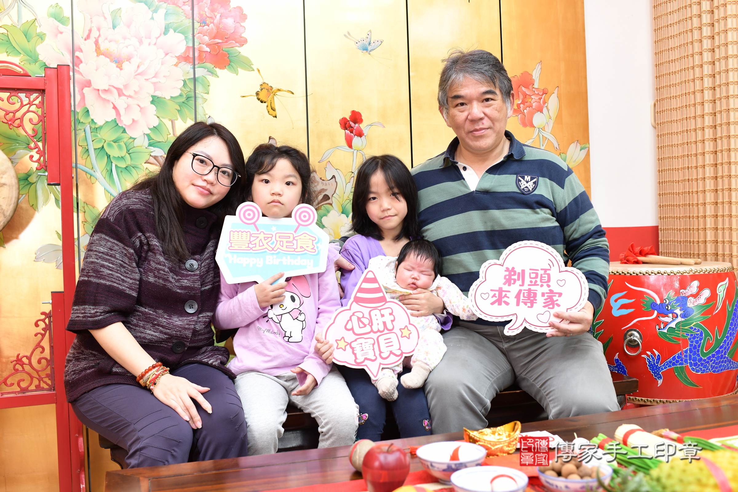 小彤寶寶(台北市大同區嬰兒寶寶滿月剃頭理髮、嬰兒剃胎毛儀式吉祥話)。中國風會場，爸媽寶貝穿「日中韓」古裝禮服。專業拍照、證書。★購買「臍帶章、肚臍章、胎毛筆刷印章」贈送：剃頭、收涎、抓周，三選一。2025.3.1，照片1