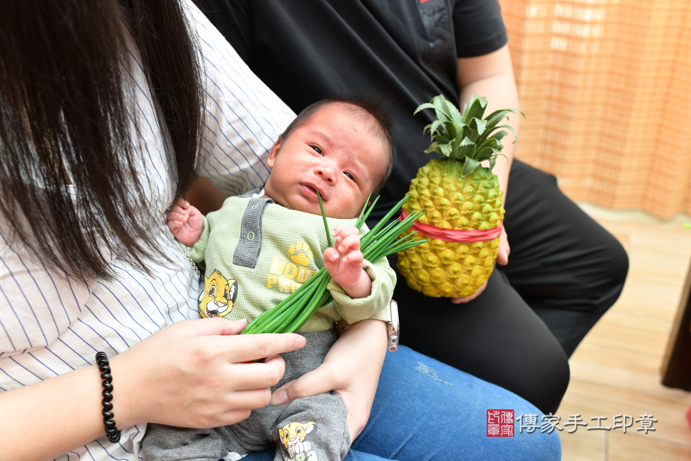 小瀚寶寶(台北市大同區嬰兒寶寶滿月剃頭理髮、嬰兒剃胎毛儀式吉祥話)。中國風會場，爸媽寶貝穿「日中韓」古裝禮服。專業拍照、證書。★購買「臍帶章、肚臍章、胎毛筆刷印章」贈送：剃頭、收涎、抓周，三選一。2025.3.2，照片18