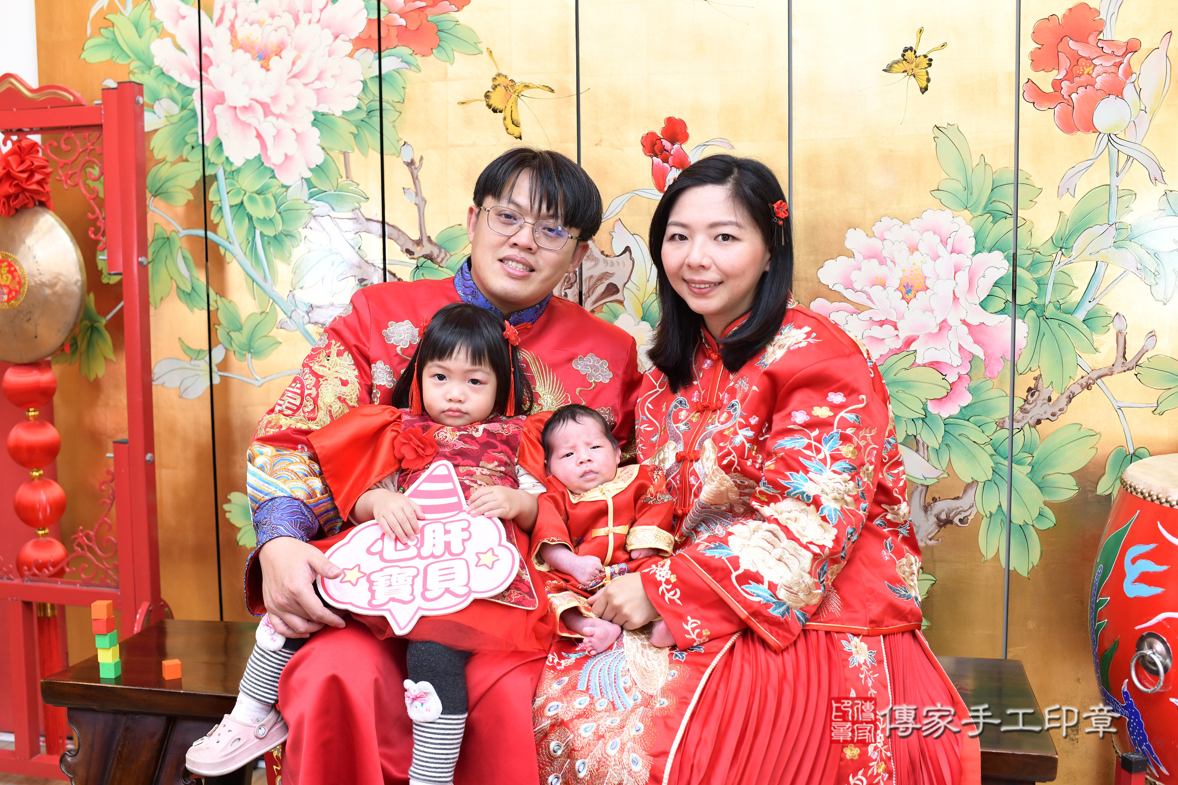 小宸寶寶(台北市大同區嬰兒寶寶滿月剃頭理髮、嬰兒剃胎毛儀式吉祥話)。中國風會場，爸媽寶貝穿「日中韓」古裝禮服。專業拍照、證書。★購買「臍帶章、肚臍章、胎毛筆刷印章」贈送：剃頭、收涎、抓周，三選一。2025.3.7，照片1