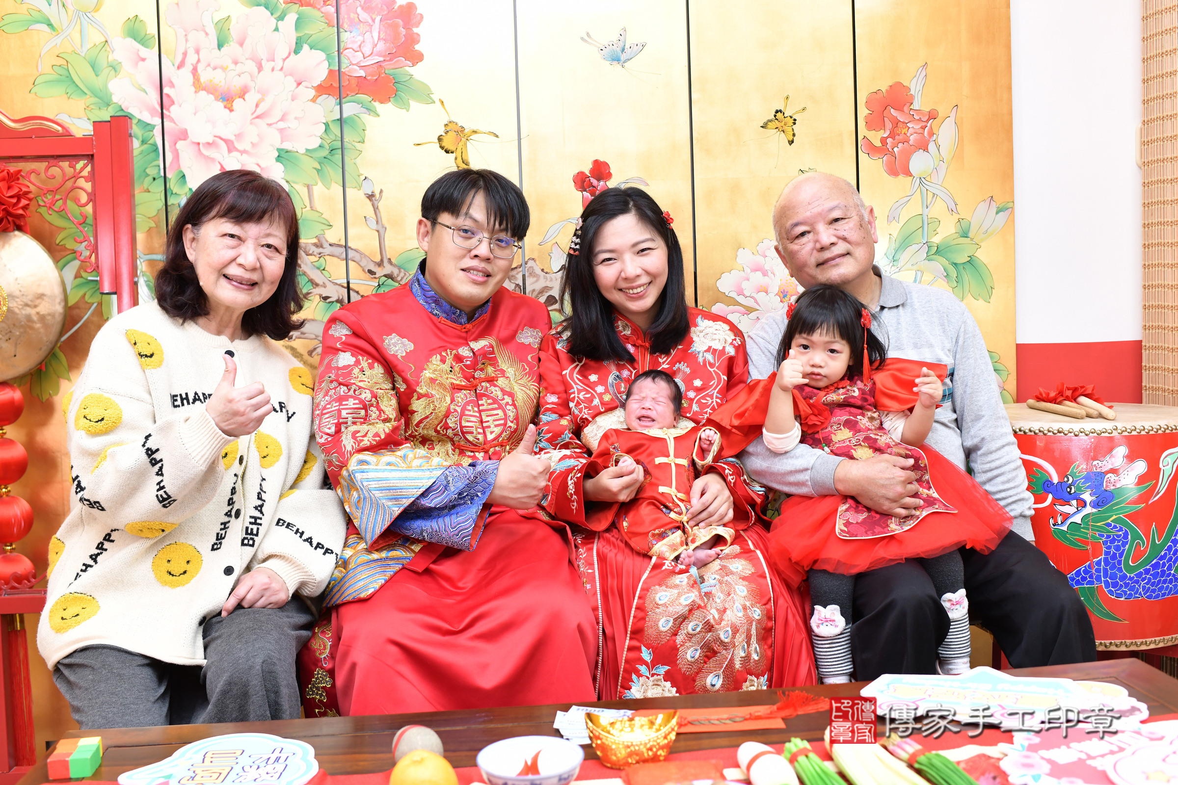 小宸寶寶(台北市大同區嬰兒寶寶滿月剃頭理髮、嬰兒剃胎毛儀式吉祥話)。中國風會場，爸媽寶貝穿「日中韓」古裝禮服。專業拍照、證書。★購買「臍帶章、肚臍章、胎毛筆刷印章」贈送：剃頭、收涎、抓周，三選一。2025.3.7，照片7