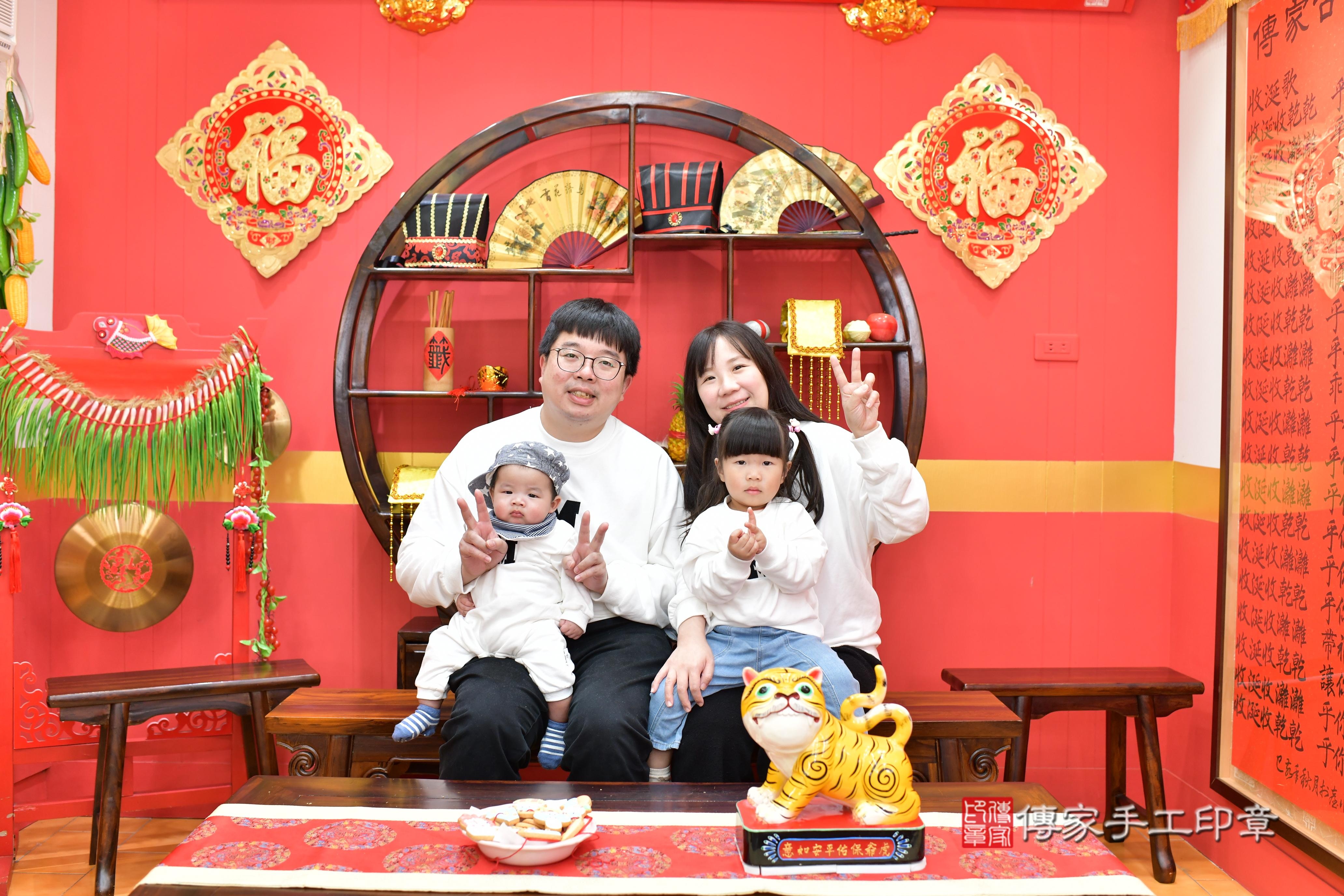 傳家手工印章桃園店、抓周、度脺、中國風會場、傳家嬰兒古禮、吉祥話、抓周道具物品24種、拍照。抓周證書。寶寶抓周、滿周歲、生日快樂、祝福 傳家手工印章桃園店、抓周、度脺、中國風會場、傳家嬰兒古禮、吉祥話、抓周道具物品24種、拍照。抓周證書。寶寶抓周、滿周歲、生日快樂、祝福