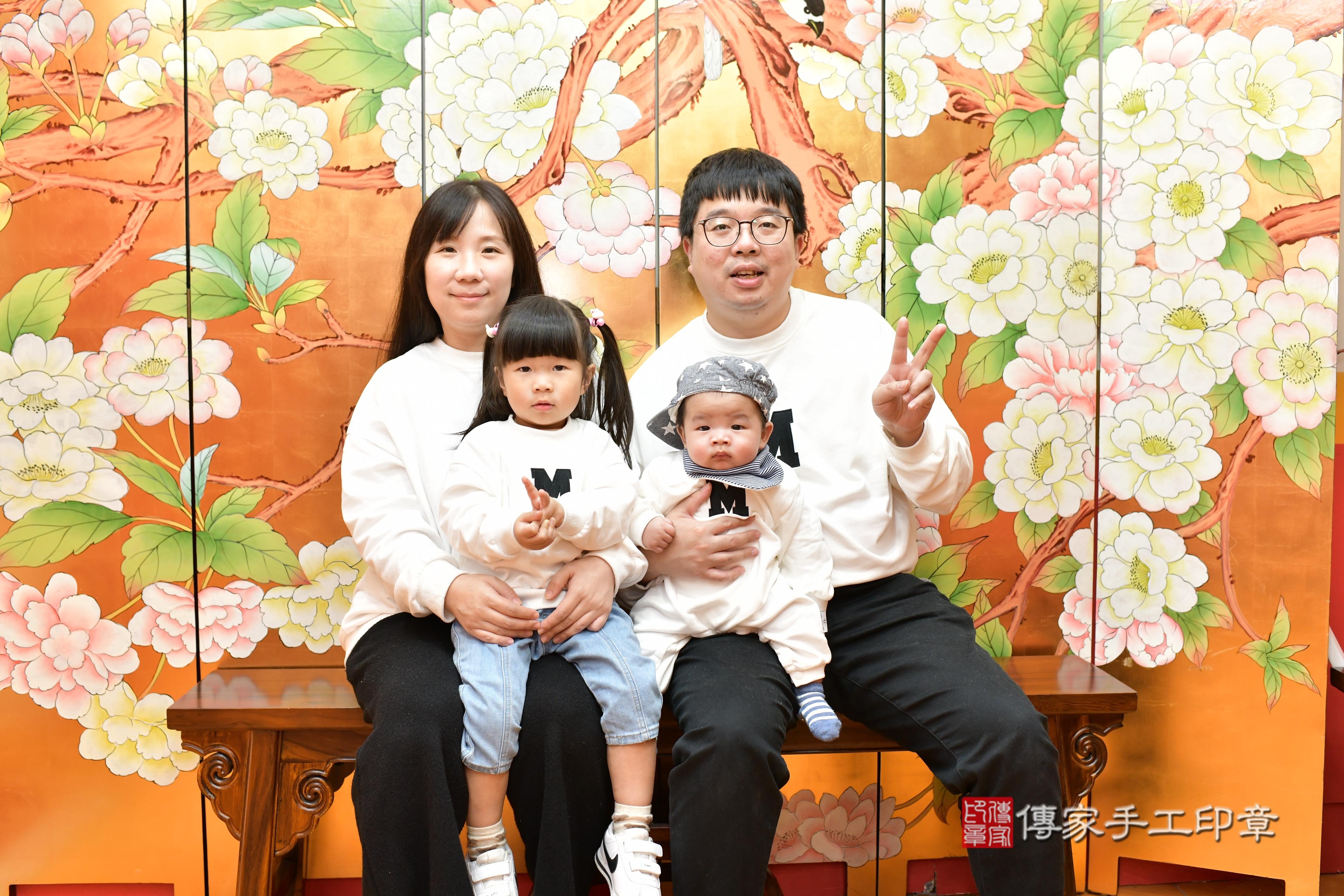 傳家手工印章桃園店、抓周、度脺、中國風會場、傳家嬰兒古禮、吉祥話、抓周道具物品24種、拍照。抓周證書。寶寶抓周、滿周歲、生日快樂、祝福 傳家手工印章桃園店、抓周、度脺、中國風會場、傳家嬰兒古禮、吉祥話、抓周道具物品24種、拍照。抓周證書。寶寶抓周、滿周歲、生日快樂、祝福