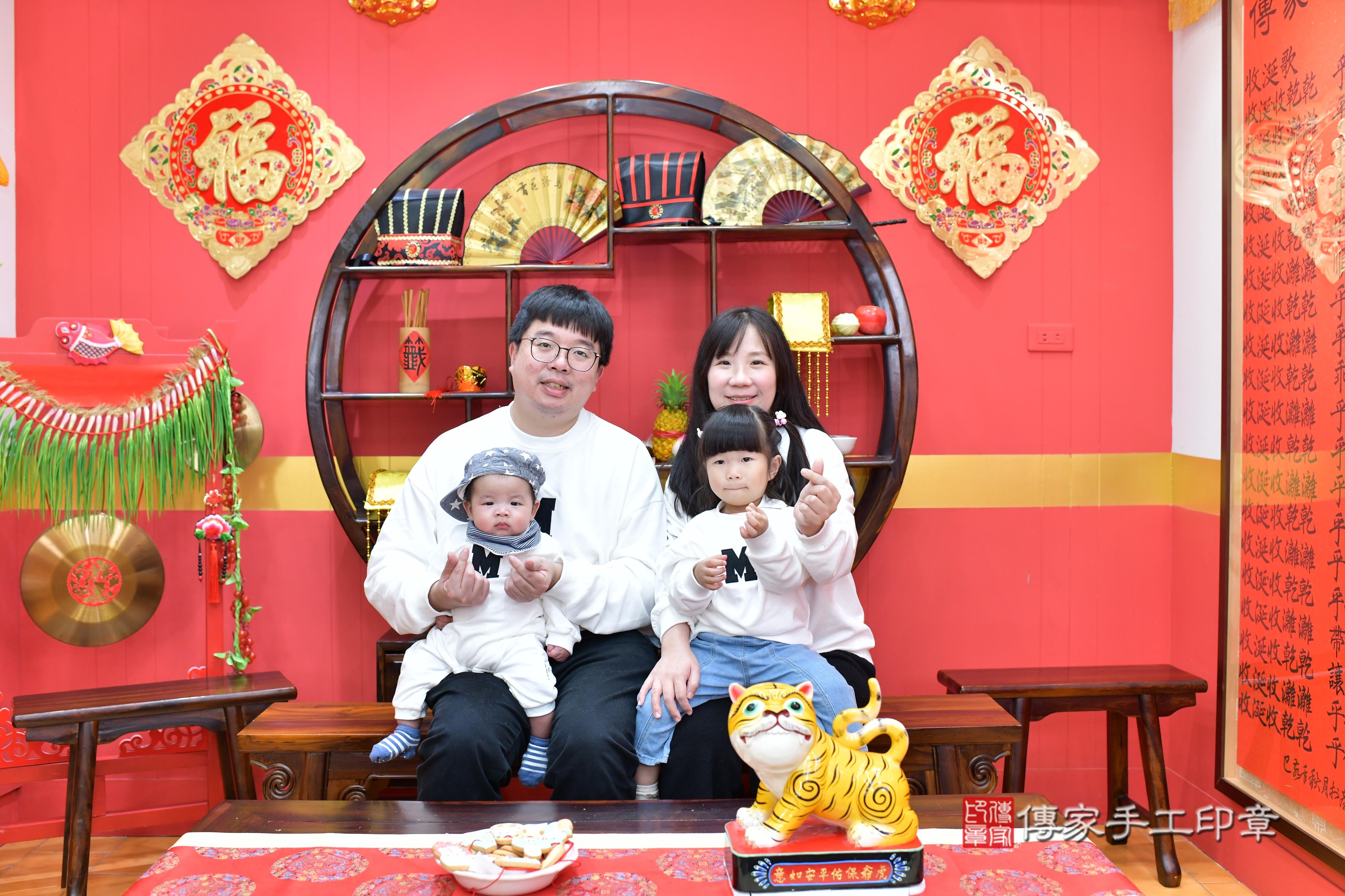 傳家手工印章桃園店、抓周、度脺、中國風會場、傳家嬰兒古禮、吉祥話、抓周道具物品24種、拍照。抓周證書。寶寶抓周、滿周歲、生日快樂、祝福 傳家手工印章桃園店、抓周、度脺、中國風會場、傳家嬰兒古禮、吉祥話、抓周道具物品24種、拍照。抓周證書。寶寶抓周、滿周歲、生日快樂、祝福