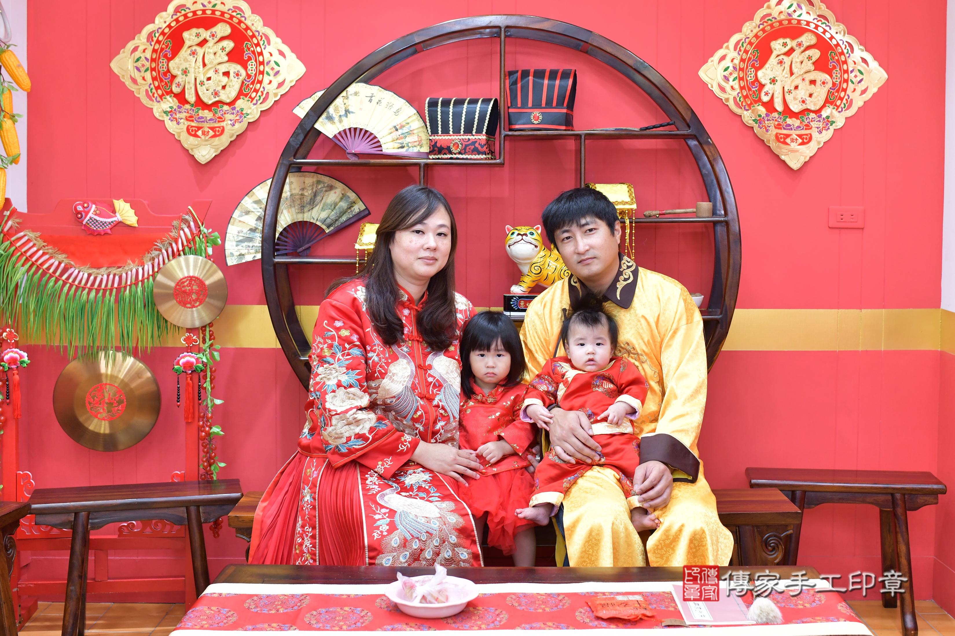 傳家手工印章桃園店、抓周、度脺、中國風會場、傳家嬰兒古禮、吉祥話、抓周道具物品24種、拍照。抓周證書。寶寶抓周、滿周歲、生日快樂、祝福