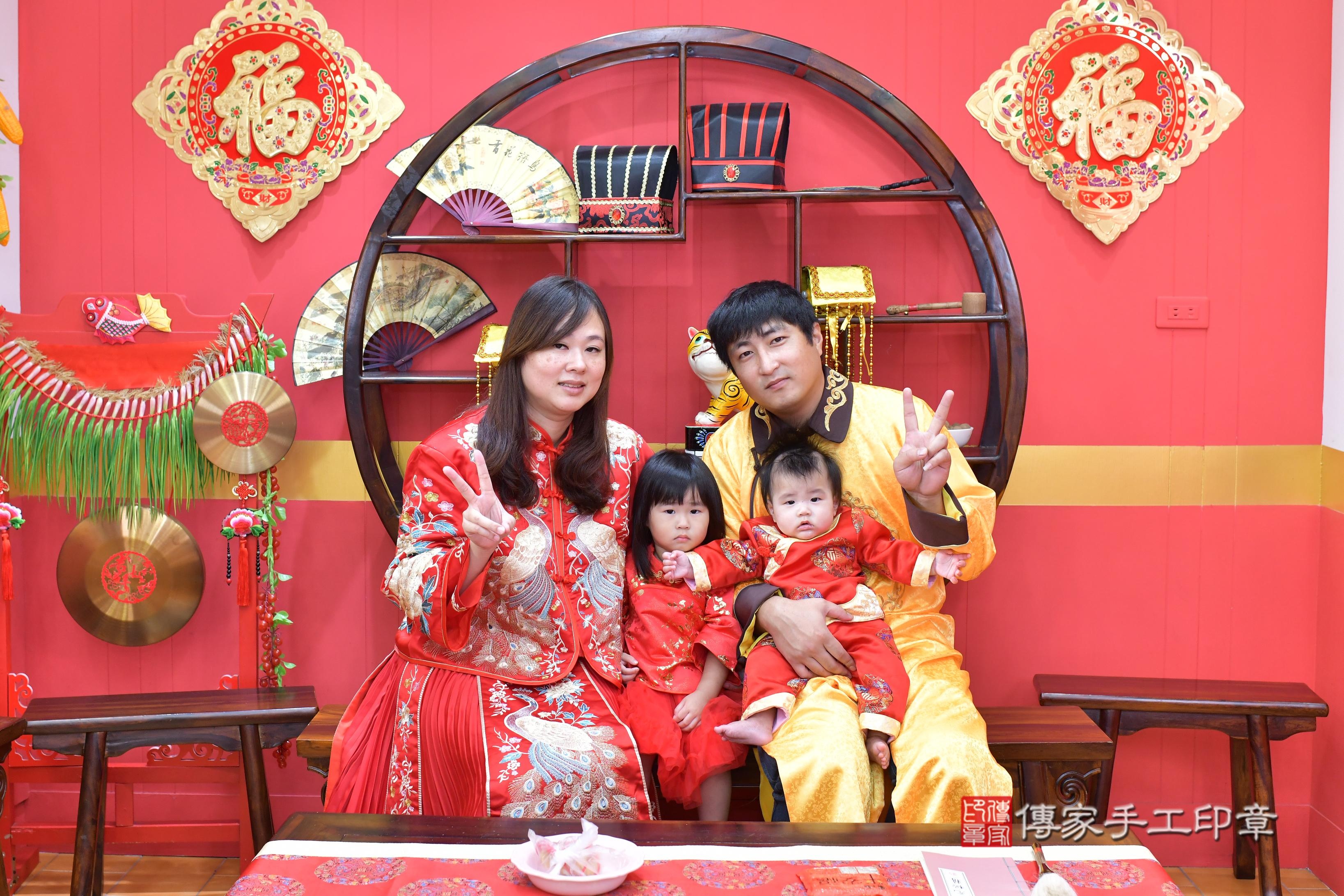 傳家手工印章桃園店、抓周、度脺、中國風會場、傳家嬰兒古禮、吉祥話、抓周道具物品24種、拍照。抓周證書。寶寶抓周、滿周歲、生日快樂、祝福 傳家手工印章桃園店、抓周、度脺、中國風會場、傳家嬰兒古禮、吉祥話、抓周道具物品24種、拍照。抓周證書。寶寶抓周、滿周歲、生日快樂、祝福