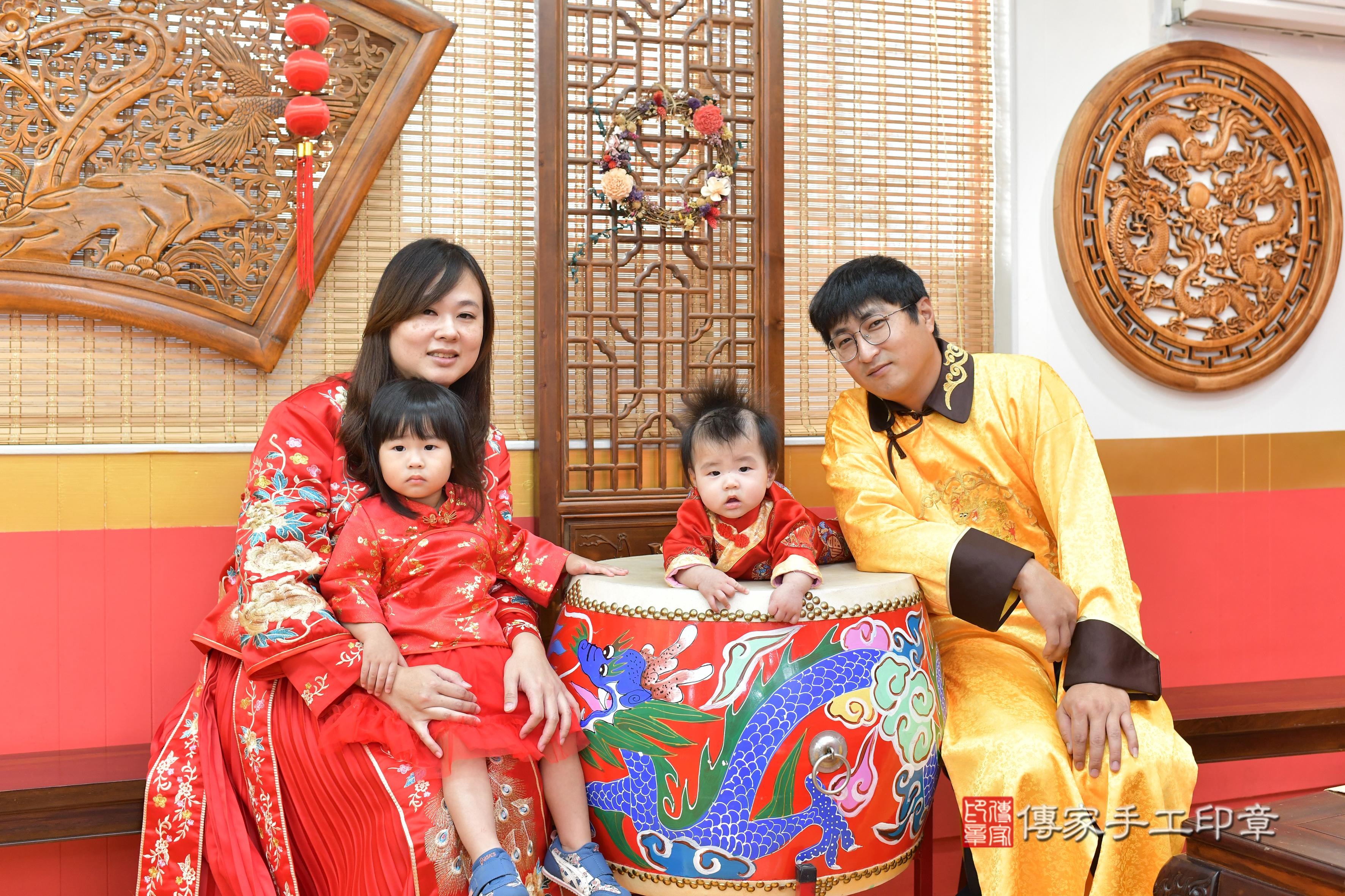傳家手工印章桃園店、抓周、度脺、中國風會場、傳家嬰兒古禮、吉祥話、抓周道具物品24種、拍照。抓周證書。寶寶抓周、滿周歲、生日快樂、祝福 傳家手工印章桃園店、抓周、度脺、中國風會場、傳家嬰兒古禮、吉祥話、抓周道具物品24種、拍照。抓周證書。寶寶抓周、滿周歲、生日快樂、祝福