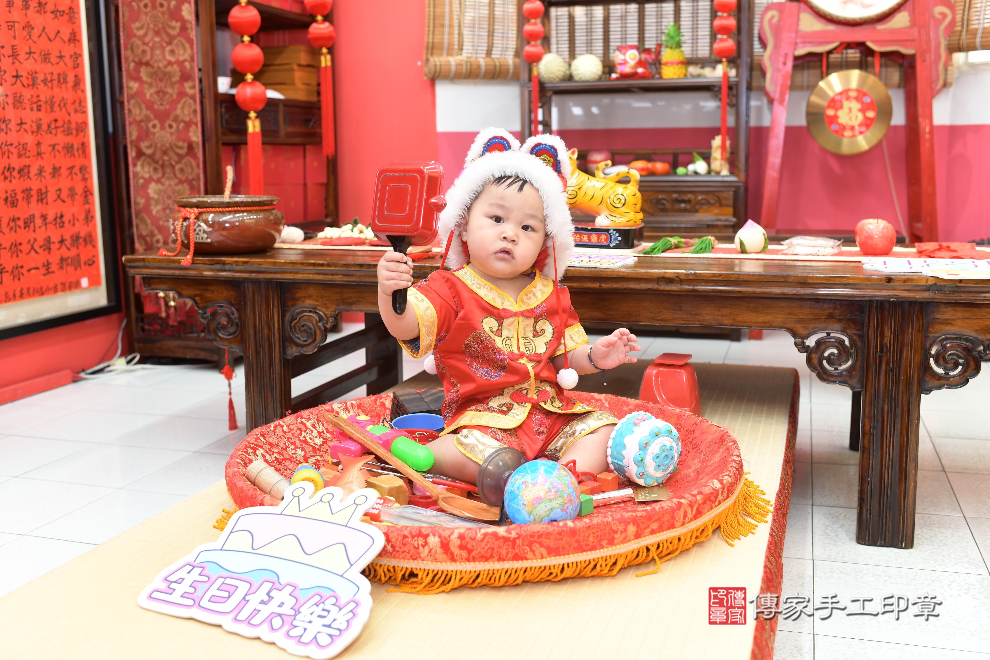 傳家手工印章高雄店、抓周、度脺、中國風會場、傳家嬰兒古禮、吉祥話、抓周道具物品24種、拍照。抓周證書。寶寶抓周、滿周歲、生日快樂、祝福 傳家手工印章高雄店、抓周、度脺、中國風會場、傳家嬰兒古禮、吉祥話、抓周道具物品24種、拍照。抓周證書。寶寶抓周、滿周歲、生日快樂、祝福