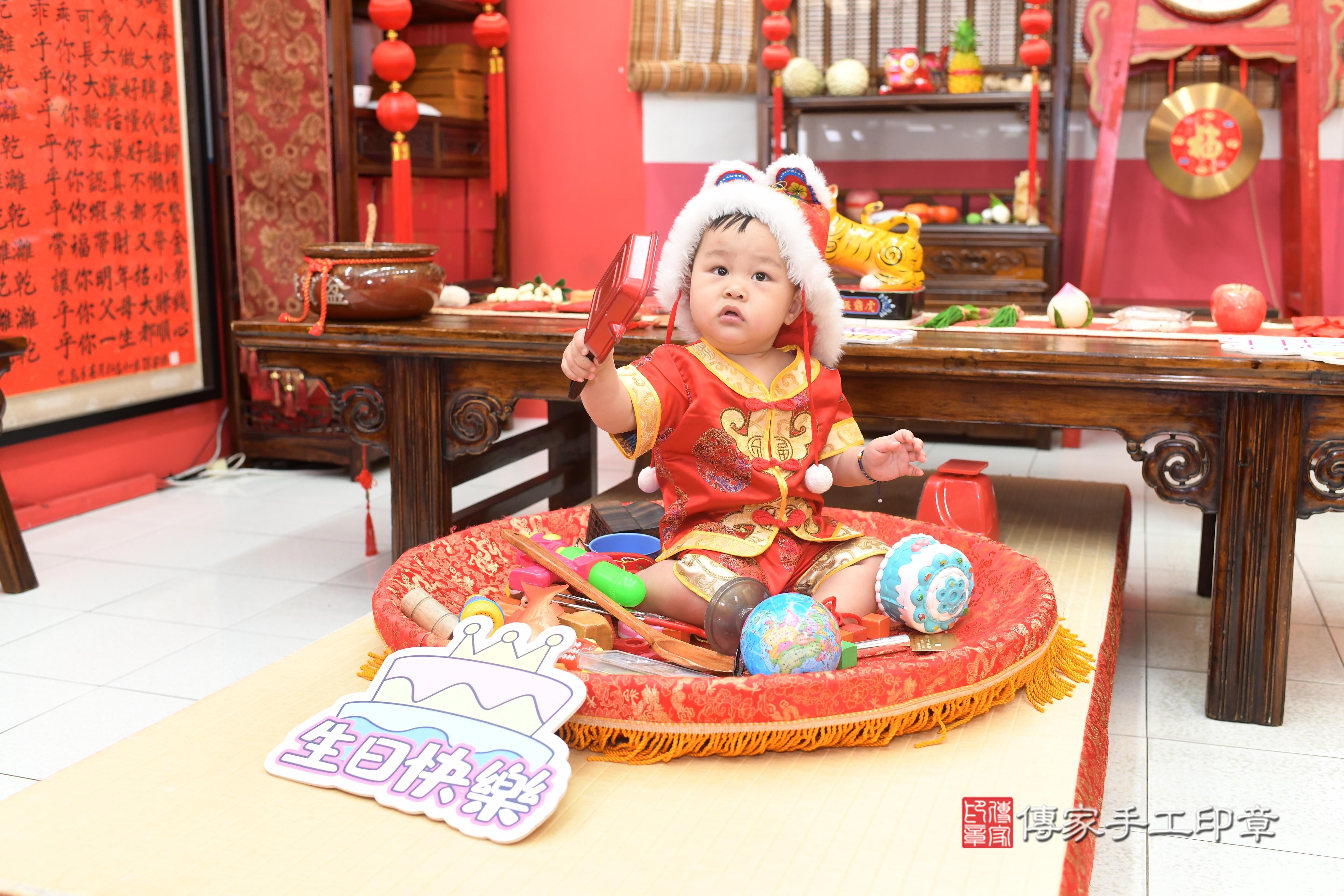 傳家手工印章高雄店、抓周、度脺、中國風會場、傳家嬰兒古禮、吉祥話、抓周道具物品24種、拍照。抓周證書。寶寶抓周、滿周歲、生日快樂、祝福