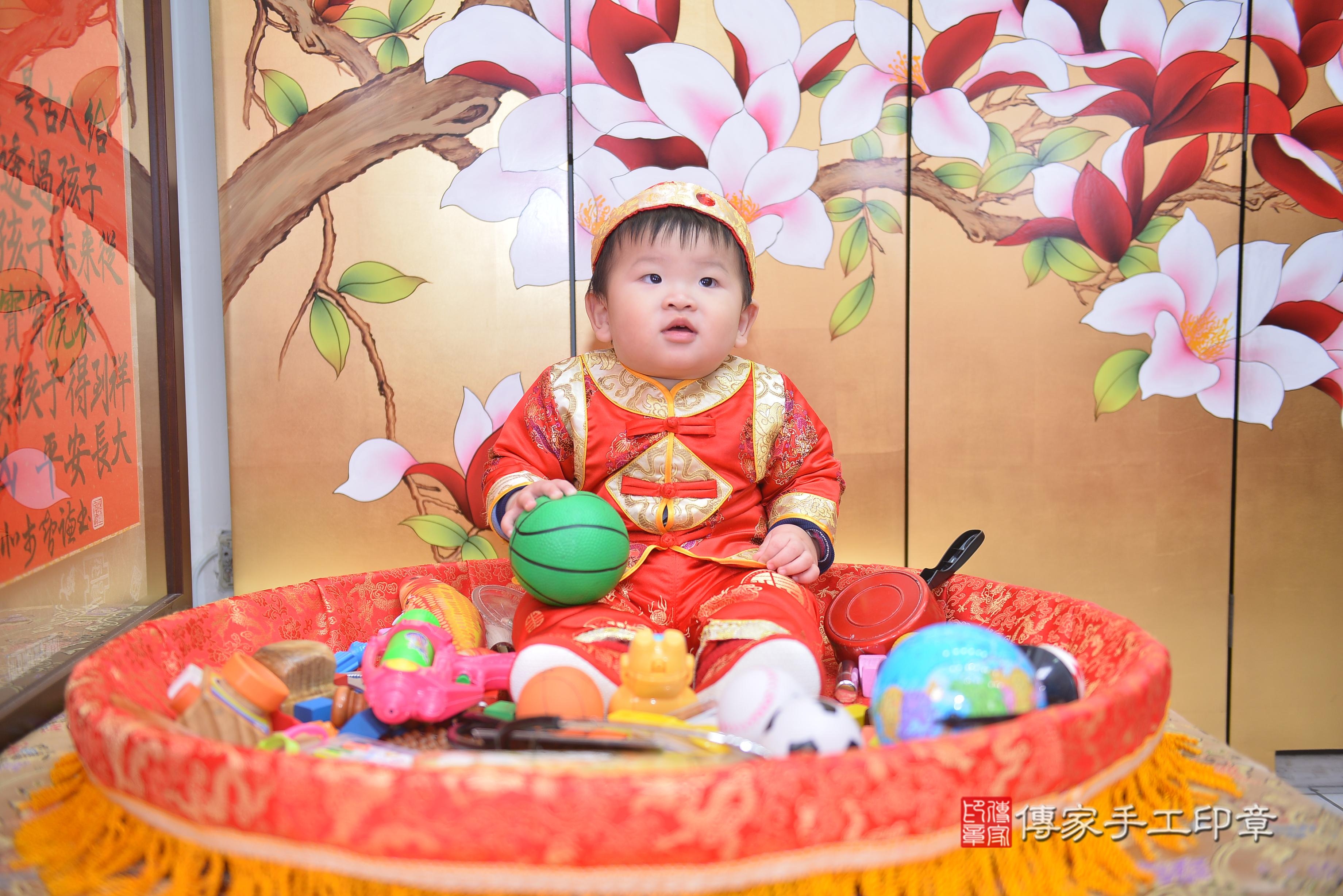 傳家手工印章新竹店、抓周、度脺、中國風會場、傳家嬰兒古禮、吉祥話、抓周道具物品24種、拍照。抓周證書。寶寶抓周、滿周歲、生日快樂、祝福 傳家手工印章新竹店、抓周、度脺、中國風會場、傳家嬰兒古禮、吉祥話、抓周道具物品24種、拍照。抓周證書。寶寶抓周、滿周歲、生日快樂、祝福