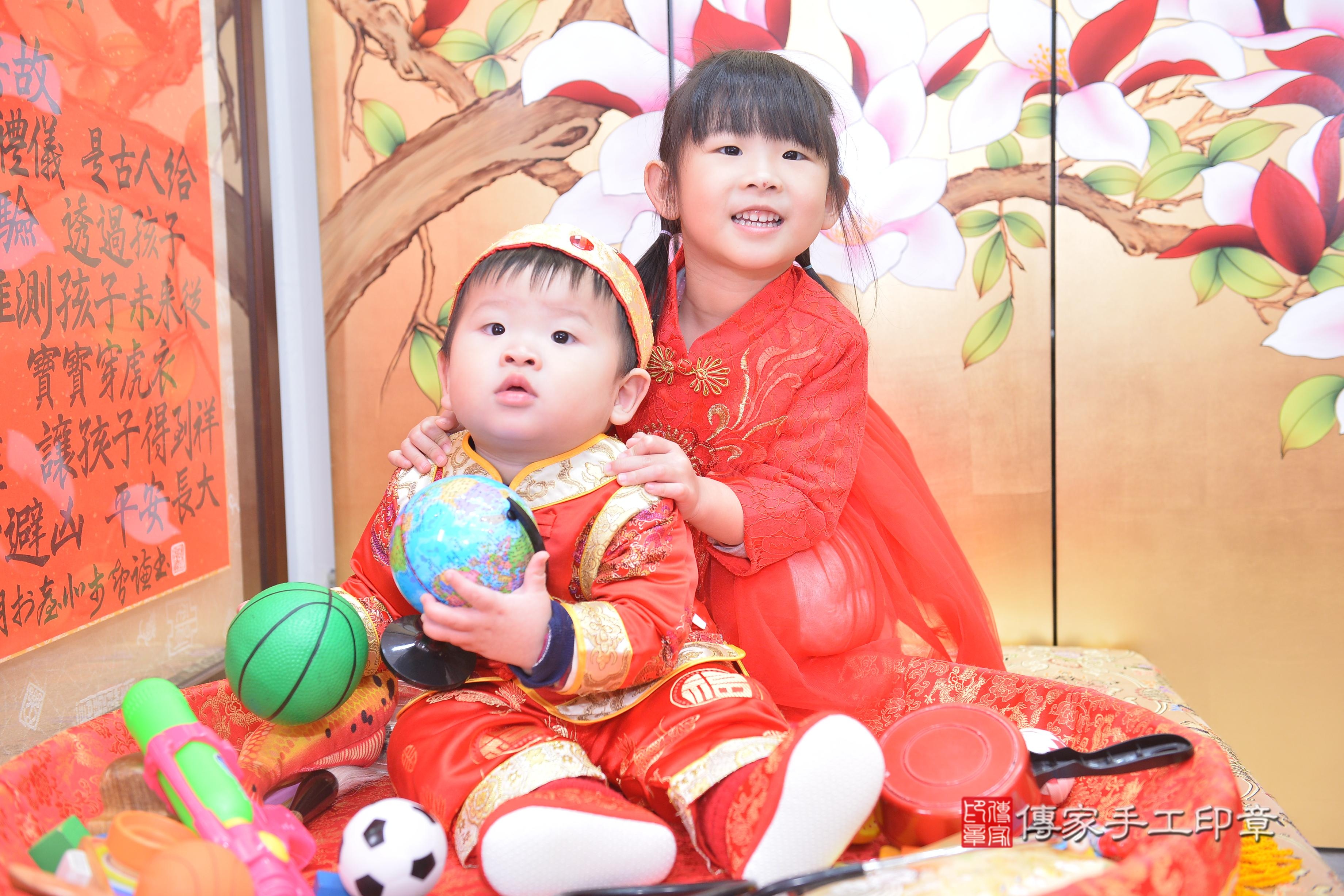 傳家手工印章新竹店、抓周、度脺、中國風會場、傳家嬰兒古禮、吉祥話、抓周道具物品24種、拍照。抓周證書。寶寶抓周、滿周歲、生日快樂、祝福 傳家手工印章新竹店、抓周、度脺、中國風會場、傳家嬰兒古禮、吉祥話、抓周道具物品24種、拍照。抓周證書。寶寶抓周、滿周歲、生日快樂、祝福