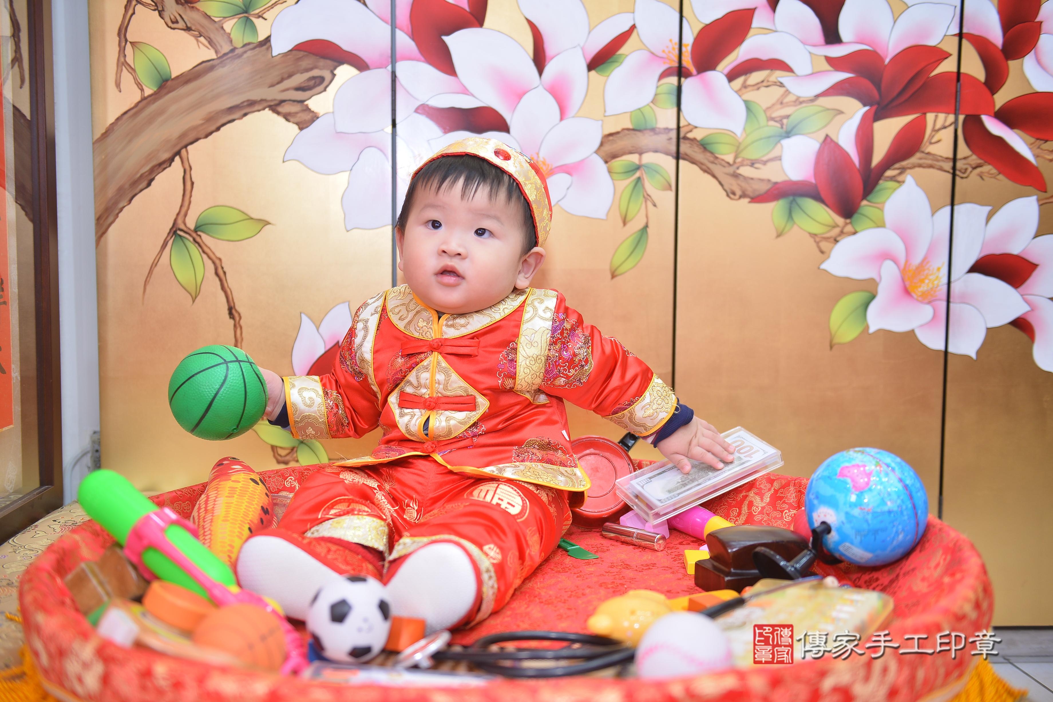 傳家手工印章新竹店、抓周、度脺、中國風會場、傳家嬰兒古禮、吉祥話、抓周道具物品24種、拍照。抓周證書。寶寶抓周、滿周歲、生日快樂、祝福 傳家手工印章新竹店、抓周、度脺、中國風會場、傳家嬰兒古禮、吉祥話、抓周道具物品24種、拍照。抓周證書。寶寶抓周、滿周歲、生日快樂、祝福