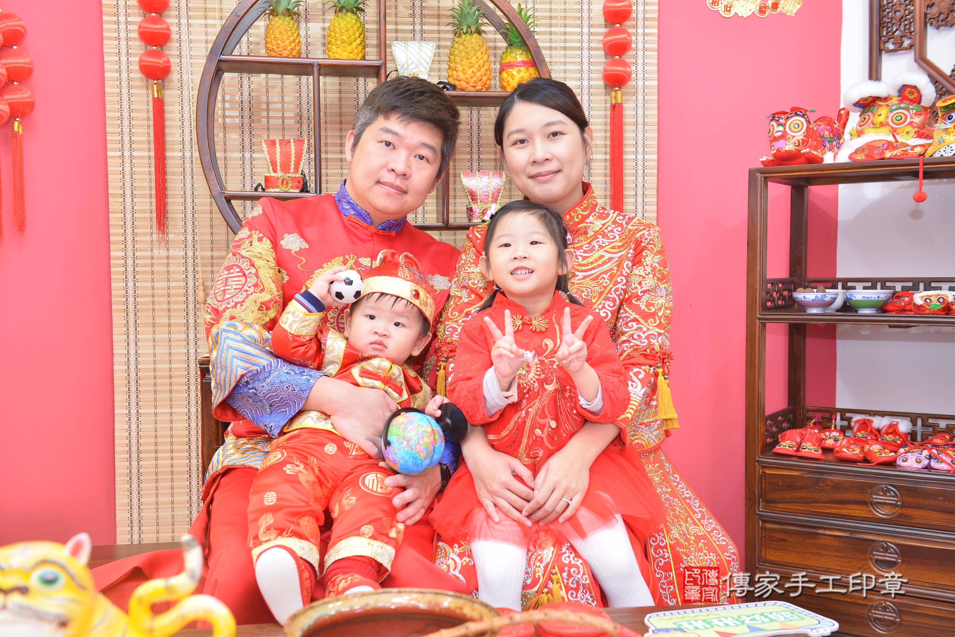 傳家手工印章新竹店、抓周、度脺、中國風會場、傳家嬰兒古禮、吉祥話、抓周道具物品24種、拍照。抓周證書。寶寶抓周、滿周歲、生日快樂、祝福 傳家手工印章新竹店、抓周、度脺、中國風會場、傳家嬰兒古禮、吉祥話、抓周道具物品24種、拍照。抓周證書。寶寶抓周、滿周歲、生日快樂、祝福