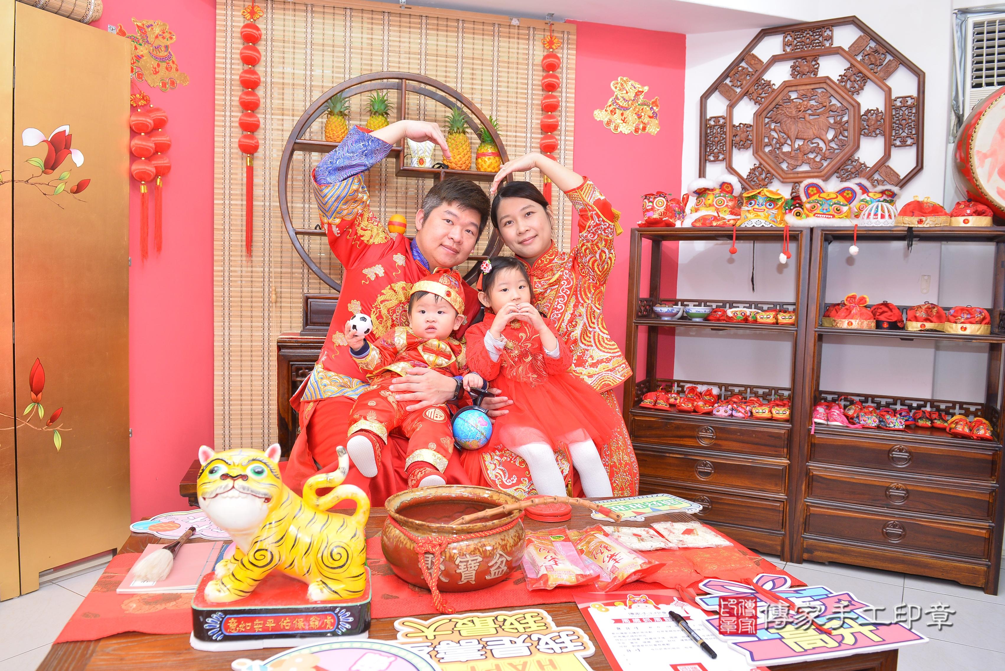 傳家手工印章新竹店、抓周、度脺、中國風會場、傳家嬰兒古禮、吉祥話、抓周道具物品24種、拍照。抓周證書。寶寶抓周、滿周歲、生日快樂、祝福 傳家手工印章新竹店、抓周、度脺、中國風會場、傳家嬰兒古禮、吉祥話、抓周道具物品24種、拍照。抓周證書。寶寶抓周、滿周歲、生日快樂、祝福