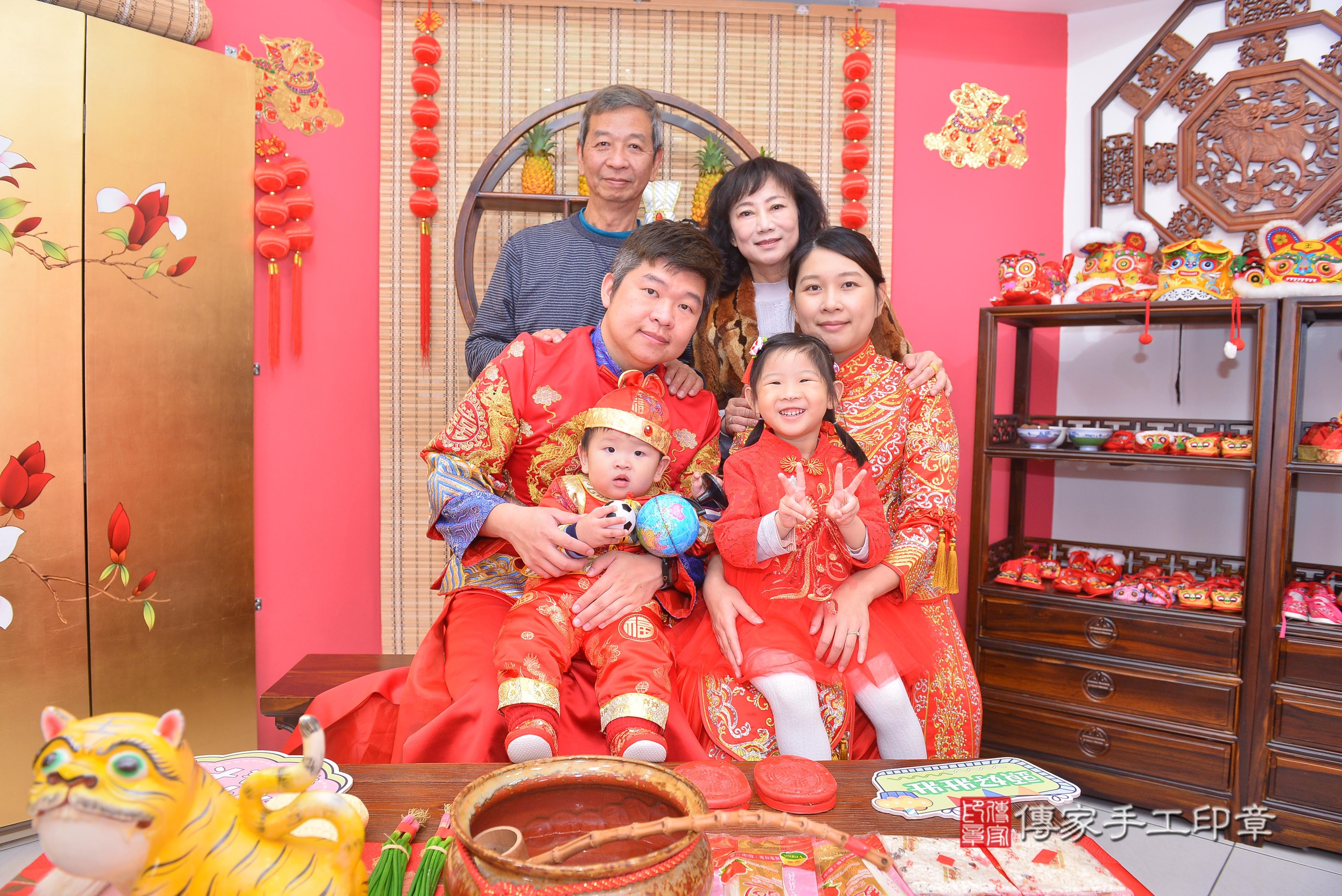 傳家手工印章新竹店、抓周、度脺、中國風會場、傳家嬰兒古禮、吉祥話、抓周道具物品24種、拍照。抓周證書。寶寶抓周、滿周歲、生日快樂、祝福 傳家手工印章新竹店、抓周、度脺、中國風會場、傳家嬰兒古禮、吉祥話、抓周道具物品24種、拍照。抓周證書。寶寶抓周、滿周歲、生日快樂、祝福