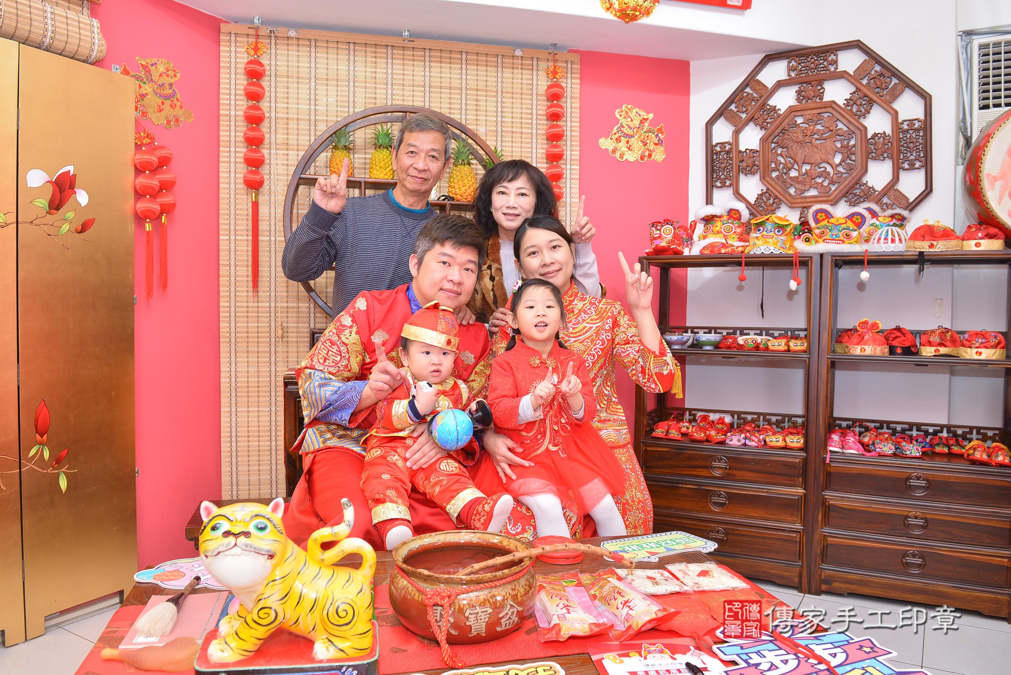 傳家手工印章新竹店、抓周、度脺、中國風會場、傳家嬰兒古禮、吉祥話、抓周道具物品24種、拍照。抓周證書。寶寶抓周、滿周歲、生日快樂、祝福 傳家手工印章新竹店、抓周、度脺、中國風會場、傳家嬰兒古禮、吉祥話、抓周道具物品24種、拍照。抓周證書。寶寶抓周、滿周歲、生日快樂、祝福