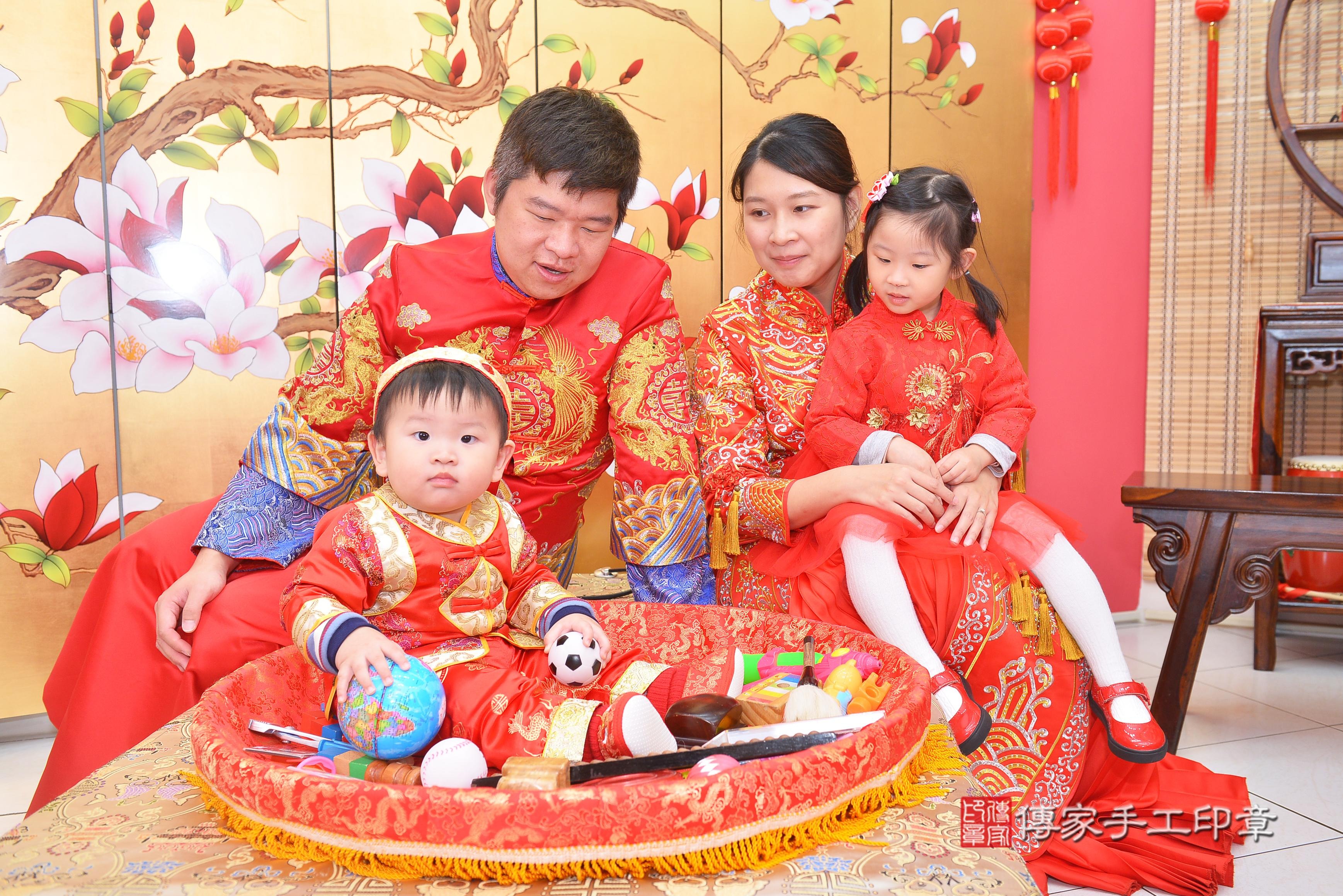 傳家手工印章新竹店、抓周、度脺、中國風會場、傳家嬰兒古禮、吉祥話、抓周道具物品24種、拍照。抓周證書。寶寶抓周、滿周歲、生日快樂、祝福 傳家手工印章新竹店、抓周、度脺、中國風會場、傳家嬰兒古禮、吉祥話、抓周道具物品24種、拍照。抓周證書。寶寶抓周、滿周歲、生日快樂、祝福