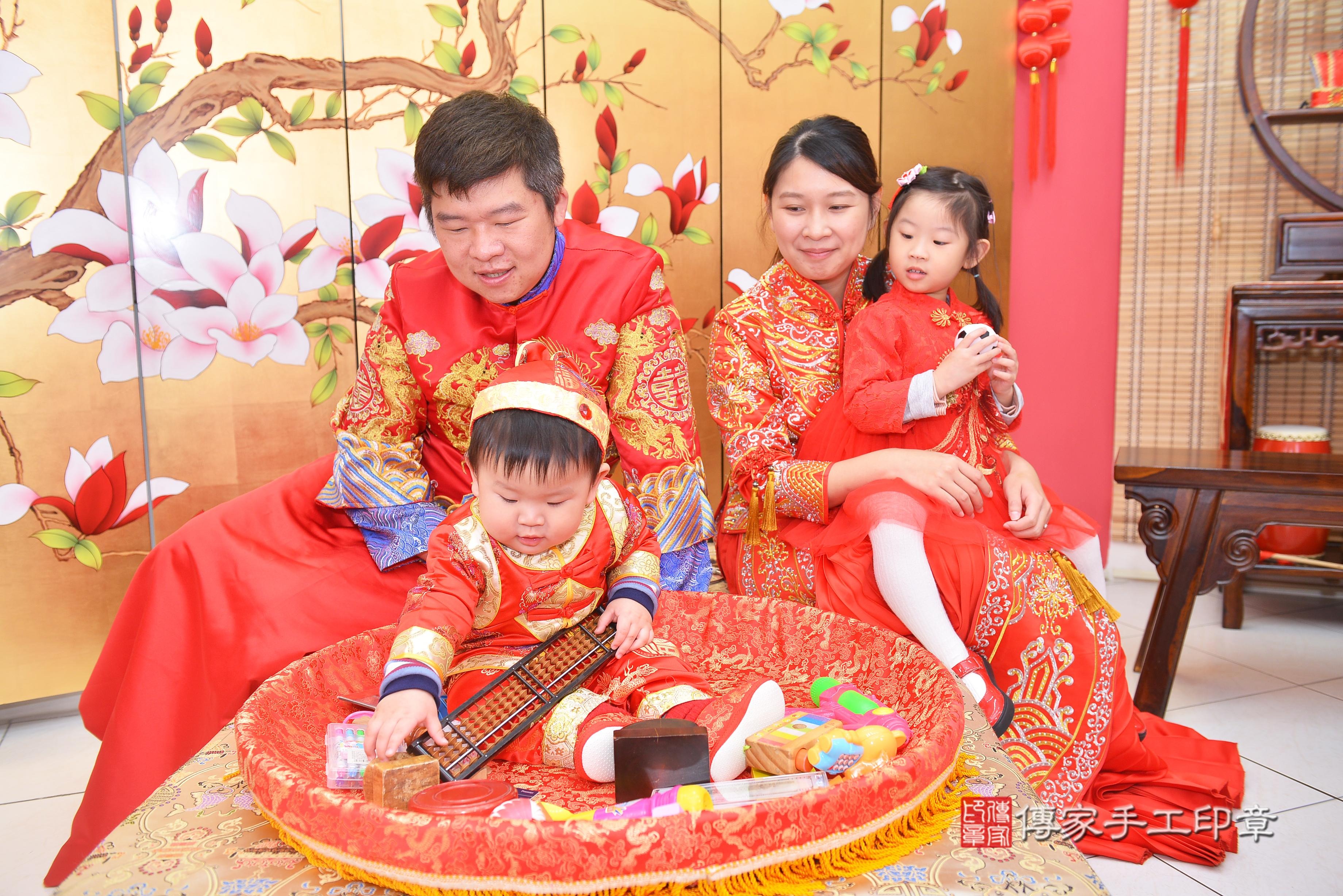 傳家手工印章新竹店、抓周、度脺、中國風會場、傳家嬰兒古禮、吉祥話、抓周道具物品24種、拍照。抓周證書。寶寶抓周、滿周歲、生日快樂、祝福 傳家手工印章新竹店、抓周、度脺、中國風會場、傳家嬰兒古禮、吉祥話、抓周道具物品24種、拍照。抓周證書。寶寶抓周、滿周歲、生日快樂、祝福