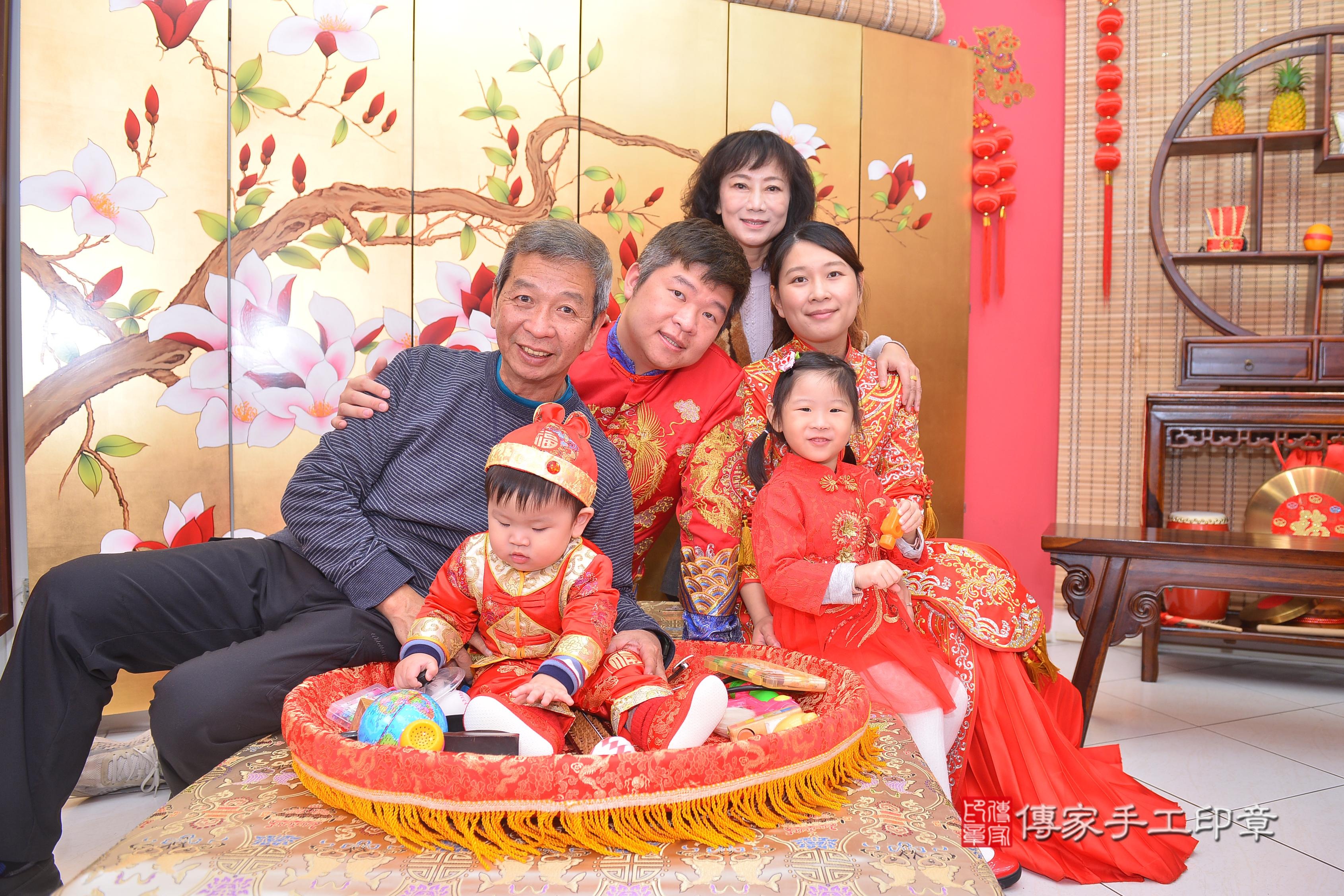 傳家手工印章新竹店、抓周、度脺、中國風會場、傳家嬰兒古禮、吉祥話、抓周道具物品24種、拍照。抓周證書。寶寶抓周、滿周歲、生日快樂、祝福 傳家手工印章新竹店、抓周、度脺、中國風會場、傳家嬰兒古禮、吉祥話、抓周道具物品24種、拍照。抓周證書。寶寶抓周、滿周歲、生日快樂、祝福