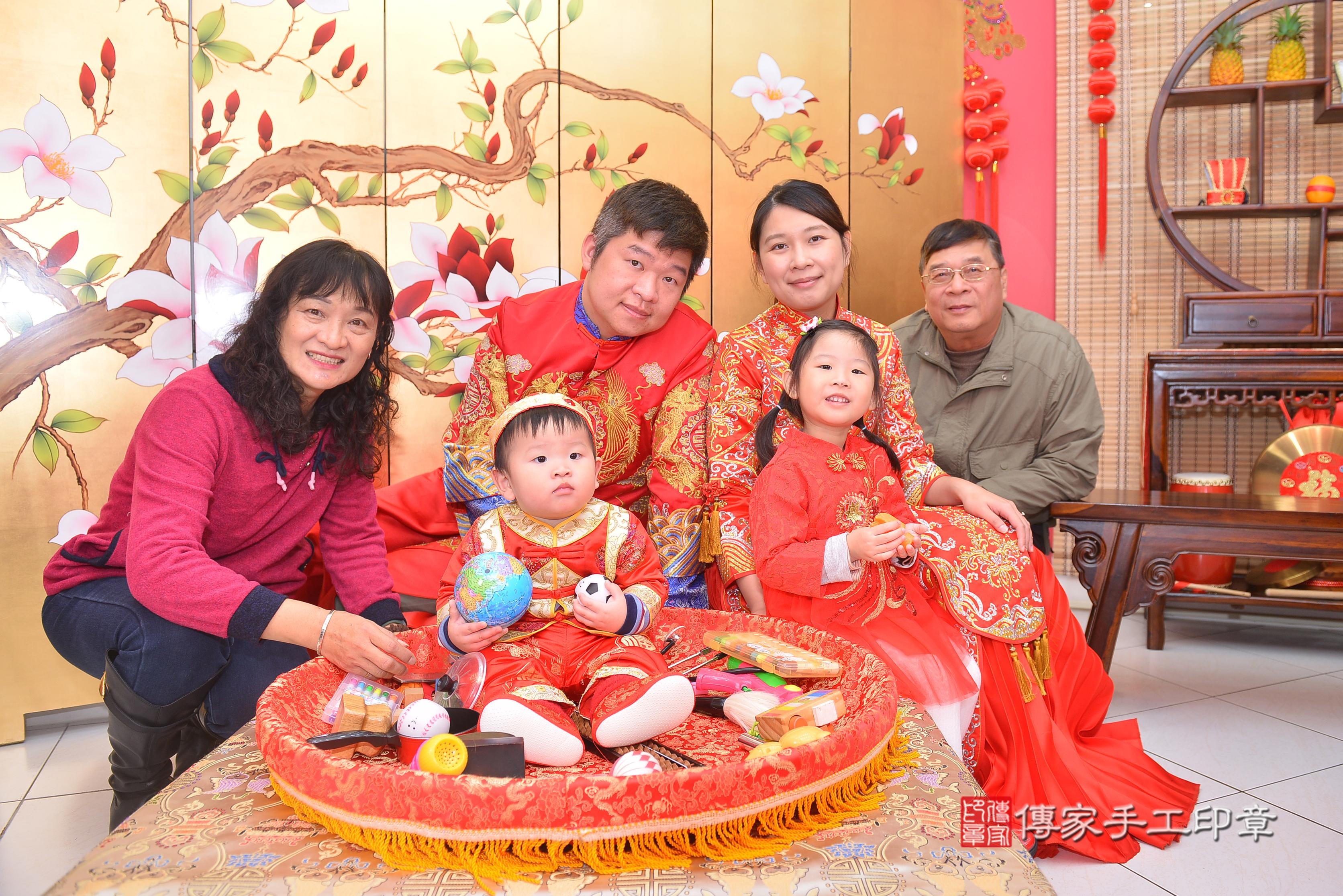 傳家手工印章新竹店、抓周、度脺、中國風會場、傳家嬰兒古禮、吉祥話、抓周道具物品24種、拍照。抓周證書。寶寶抓周、滿周歲、生日快樂、祝福 傳家手工印章新竹店、抓周、度脺、中國風會場、傳家嬰兒古禮、吉祥話、抓周道具物品24種、拍照。抓周證書。寶寶抓周、滿周歲、生日快樂、祝福
