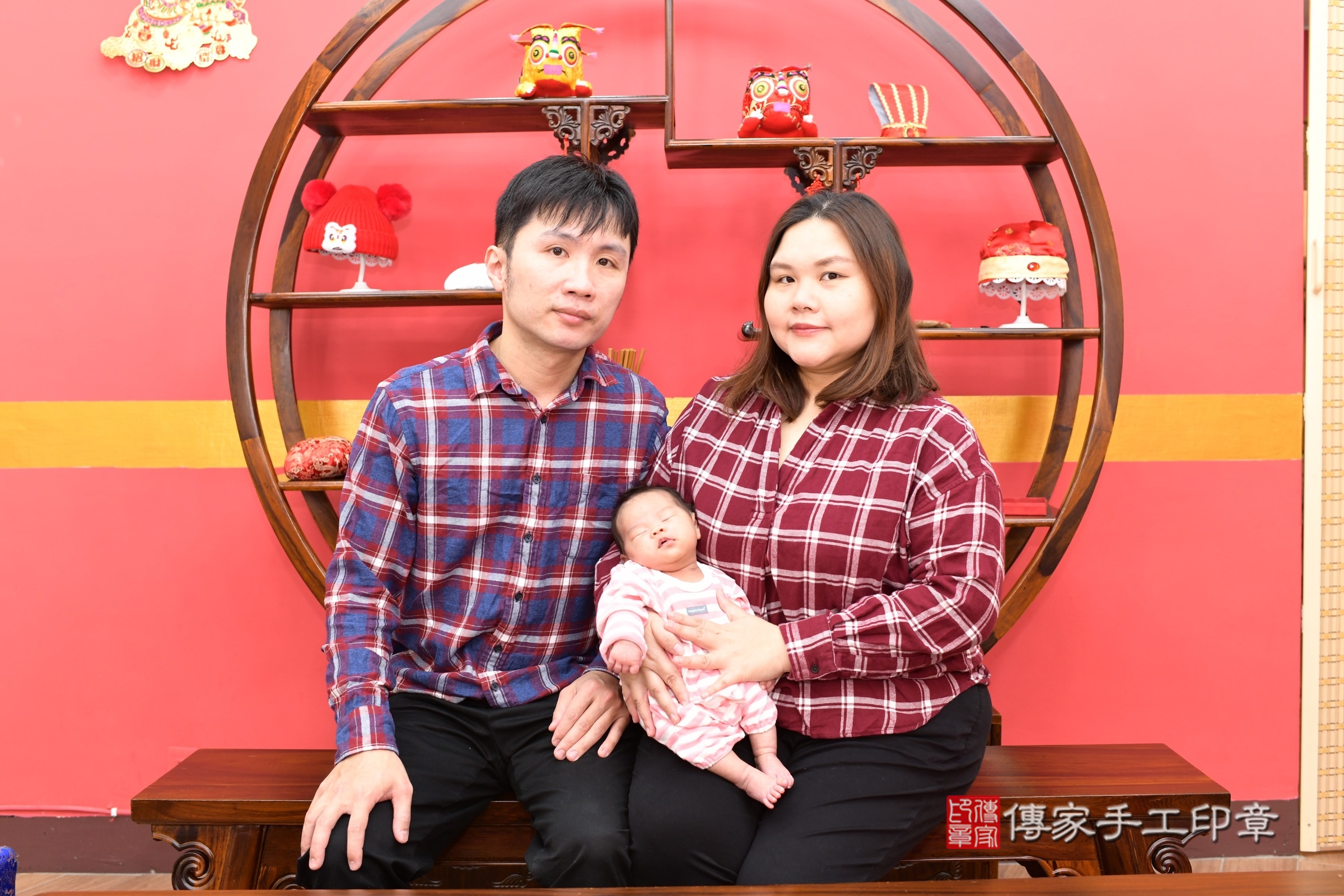 芩芩寶寶(新北市永和區嬰兒寶寶滿月剃頭理髮、嬰兒剃胎毛儀式吉祥話)。中國風會場，爸媽寶貝穿「日中韓」古裝禮服。專業拍照、證書。★購買「臍帶章、肚臍章、胎毛筆刷印章」贈送：剃頭、收涎、抓周，三選一。2025.3.11，照片1