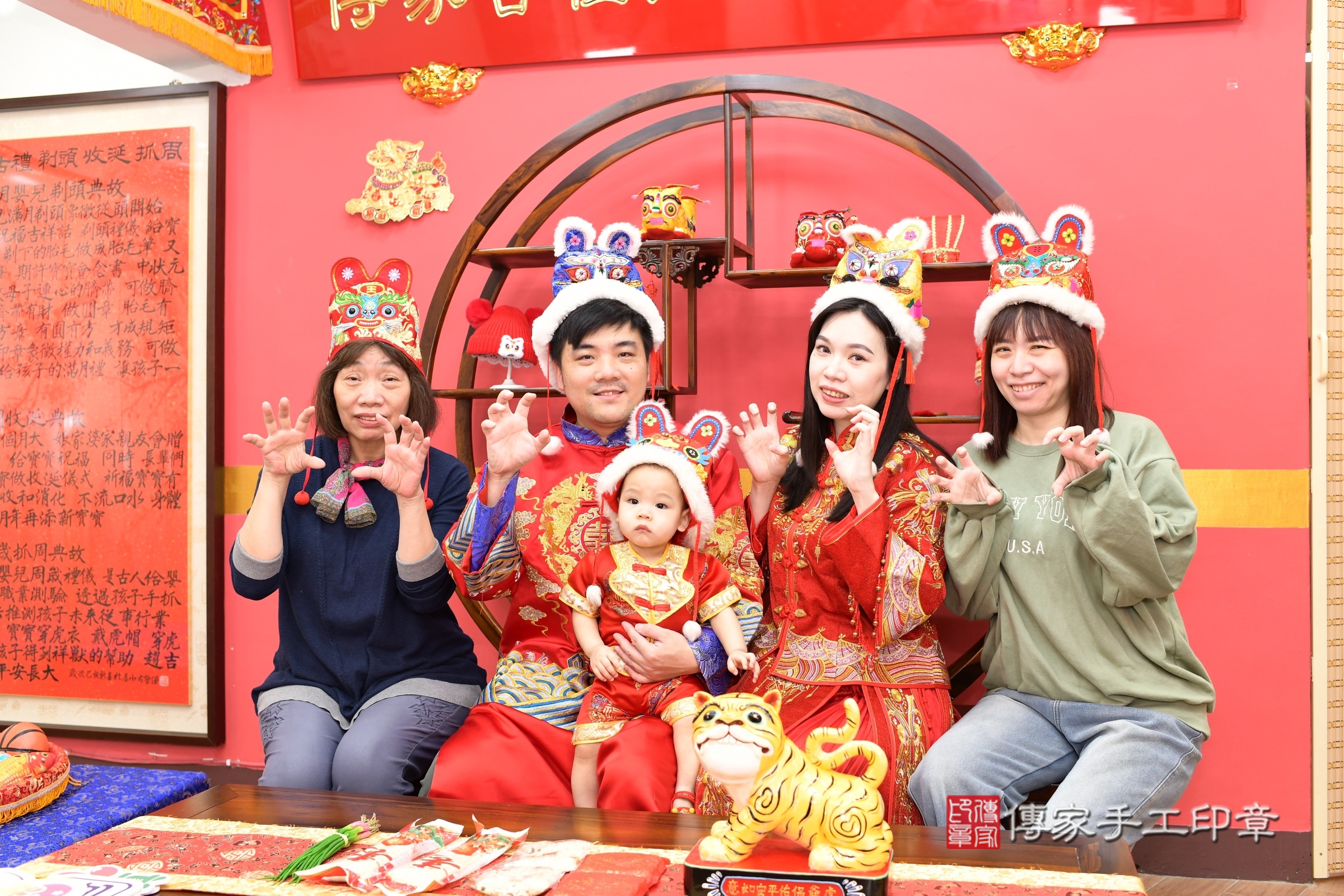 新北市永和區睿睿寶寶抓周推薦:傳家新北店抓周度脺中國風會場,嬰兒古禮抓周流程儀式吉祥話、抓周道具物品24種、拍照。抓周證書。2025.3.5,照片10 新北市永和區睿睿寶寶抓周推薦:傳家新北店抓周度脺中國風會場,嬰兒古禮抓周流程儀式吉祥話、抓周道具物品24種、拍照。抓周證書。2025.3.5,照片10