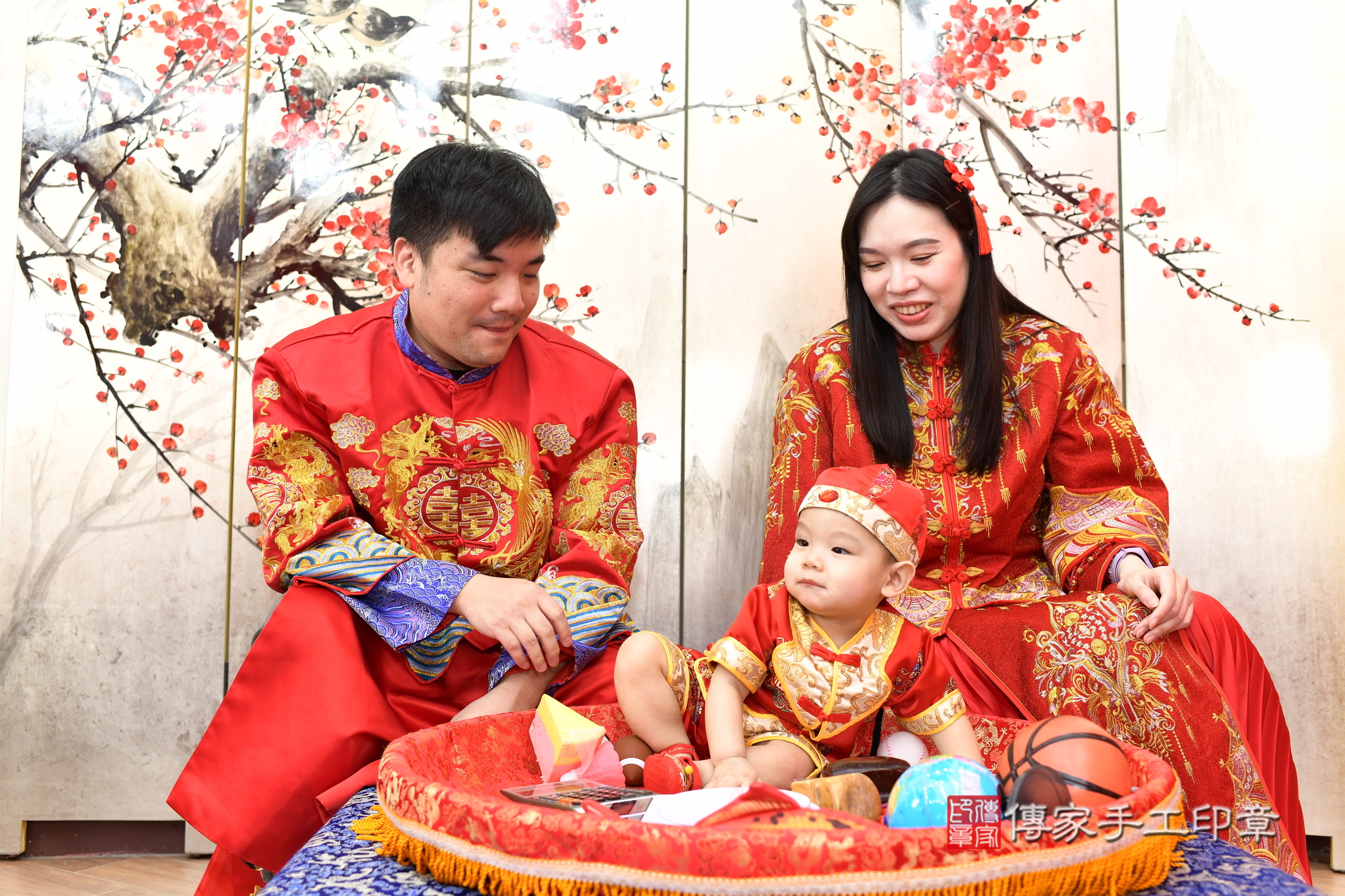 新北市永和區睿睿寶寶抓周推薦:傳家新北店抓周度脺中國風會場,嬰兒古禮抓周流程儀式吉祥話、抓周道具物品24種、拍照。抓周證書。2025.3.5,照片6 新北市永和區睿睿寶寶抓周推薦:傳家新北店抓周度脺中國風會場,嬰兒古禮抓周流程儀式吉祥話、抓周道具物品24種、拍照。抓周證書。2025.3.5,照片6