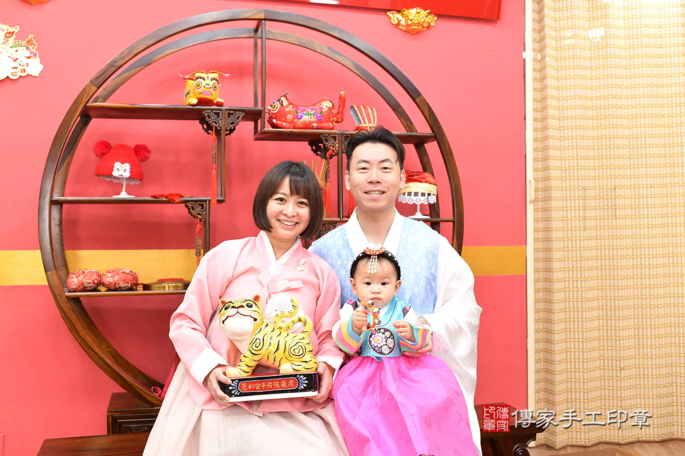 新北市永和區晞晞寶寶抓周推薦:傳家新北店抓周度脺中國風會場,嬰兒古禮抓周流程儀式吉祥話、抓周道具物品24種、拍照。抓周證書。2025.3.7,照片16 新北市永和區晞晞寶寶抓周推薦:傳家新北店抓周度脺中國風會場,嬰兒古禮抓周流程儀式吉祥話、抓周道具物品24種、拍照。抓周證書。2025.3.7,照片16