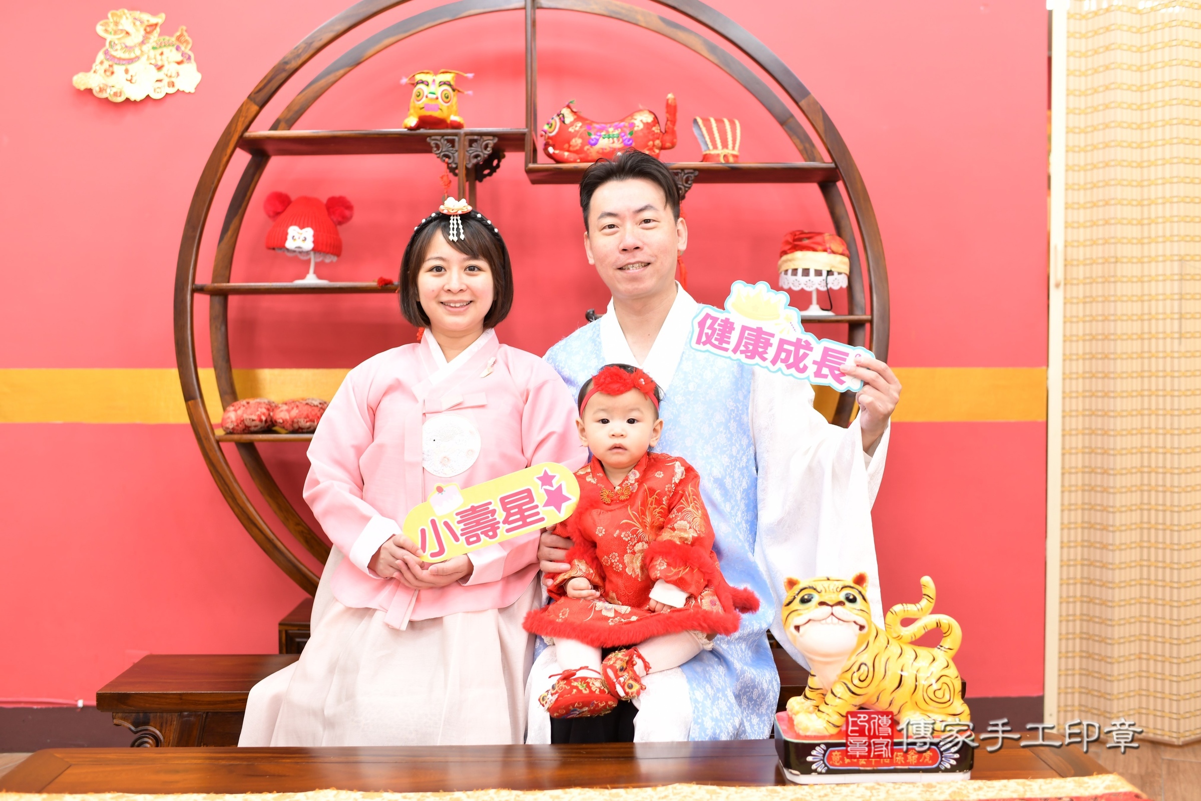 新北市永和區晞晞寶寶抓周推薦：傳家新北店抓周度脺中國風會場，嬰兒古禮抓周流程儀式吉祥話、抓周道具物品24種、拍照。抓周證書。2025.3.7，照片1