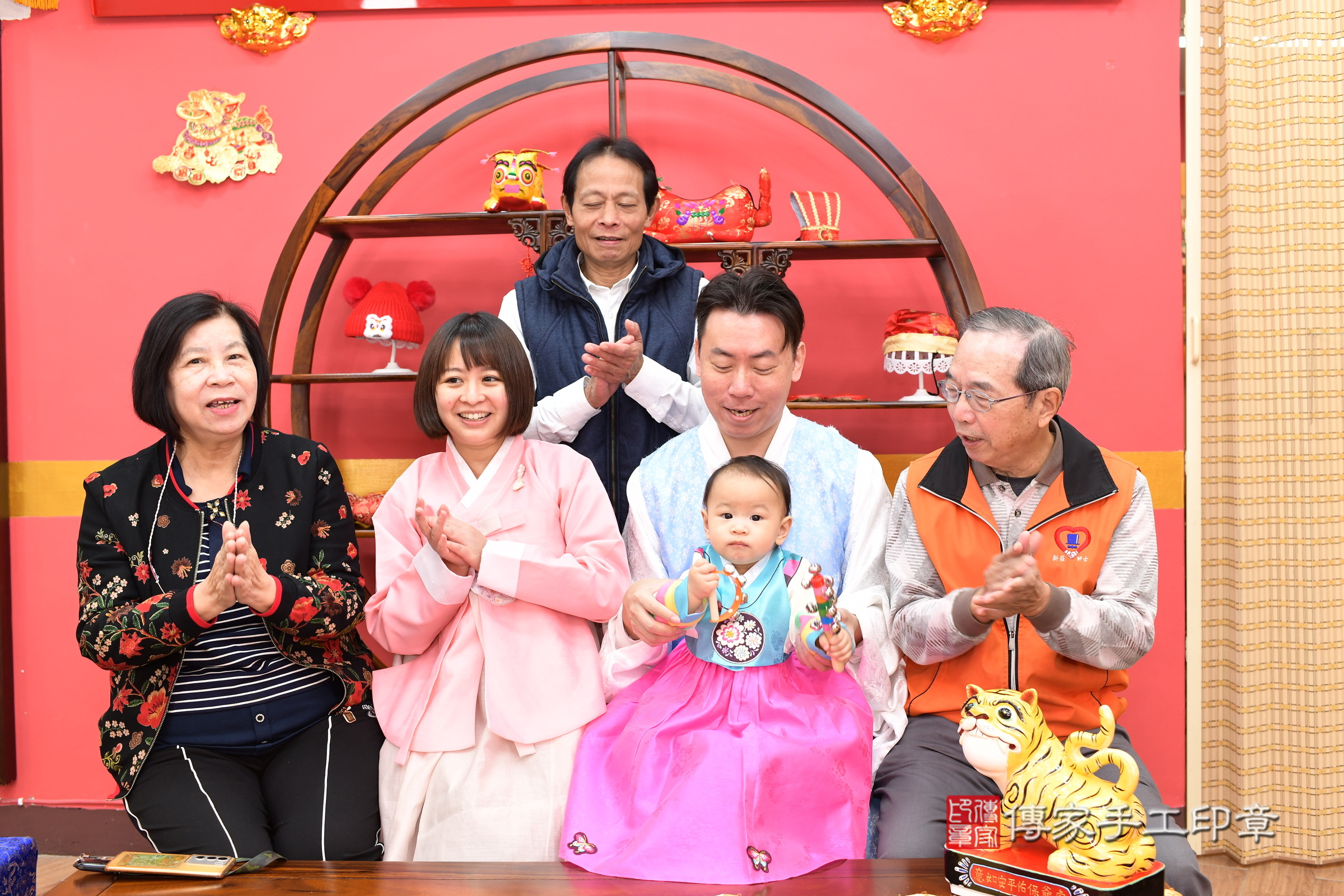 新北市永和區晞晞寶寶抓周推薦:傳家新北店抓周度脺中國風會場,嬰兒古禮抓周流程儀式吉祥話、抓周道具物品24種、拍照。抓周證書。2025.3.7,照片17 新北市永和區晞晞寶寶抓周推薦:傳家新北店抓周度脺中國風會場,嬰兒古禮抓周流程儀式吉祥話、抓周道具物品24種、拍照。抓周證書。2025.3.7,照片17