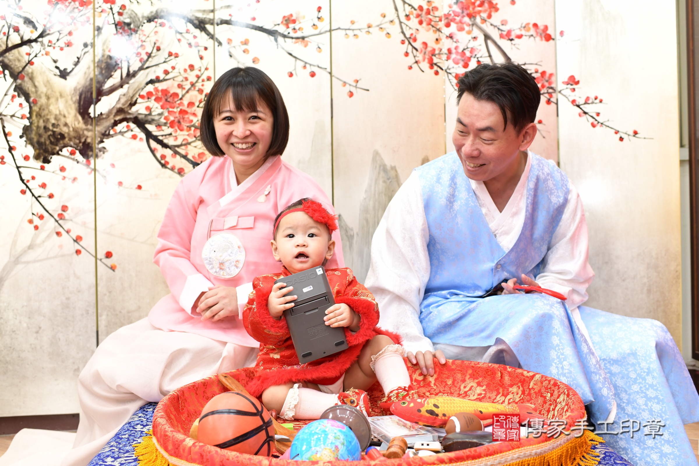 新北市永和區晞晞寶寶抓周推薦:傳家新北店抓周度脺中國風會場,嬰兒古禮抓周流程儀式吉祥話、抓周道具物品24種、拍照。抓周證書。2025.3.7,照片8 新北市永和區晞晞寶寶抓周推薦:傳家新北店抓周度脺中國風會場,嬰兒古禮抓周流程儀式吉祥話、抓周道具物品24種、拍照。抓周證書。2025.3.7,照片8