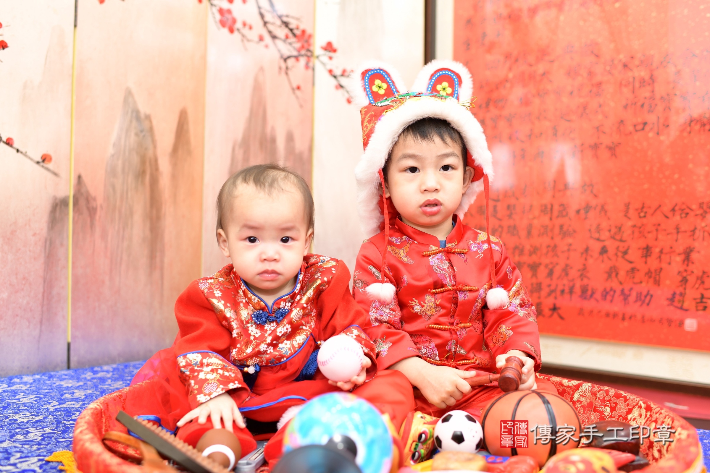 新北市永和區小欣寶寶抓周推薦：傳家新北店抓周度脺中國風會場，嬰兒古禮抓周流程儀式吉祥話、抓周道具物品24種、拍照。抓周證書。2025.3.8，照片6