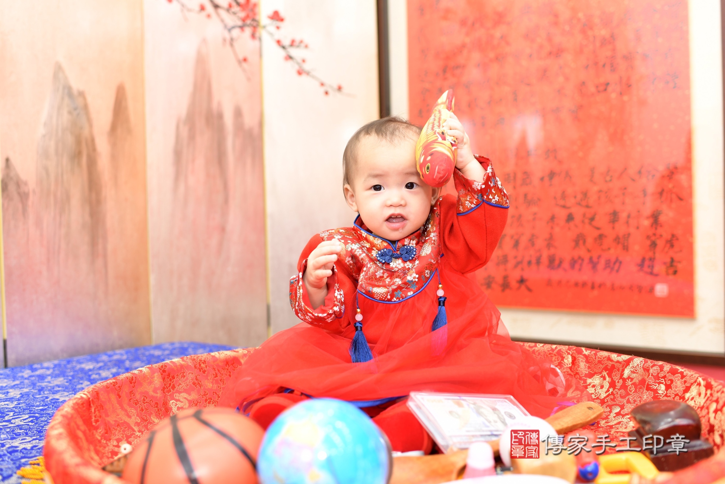 新北市永和區小欣寶寶抓周推薦：傳家新北店抓周度脺中國風會場，嬰兒古禮抓周流程儀式吉祥話、抓周道具物品24種、拍照。抓周證書。2025.3.8，照片9