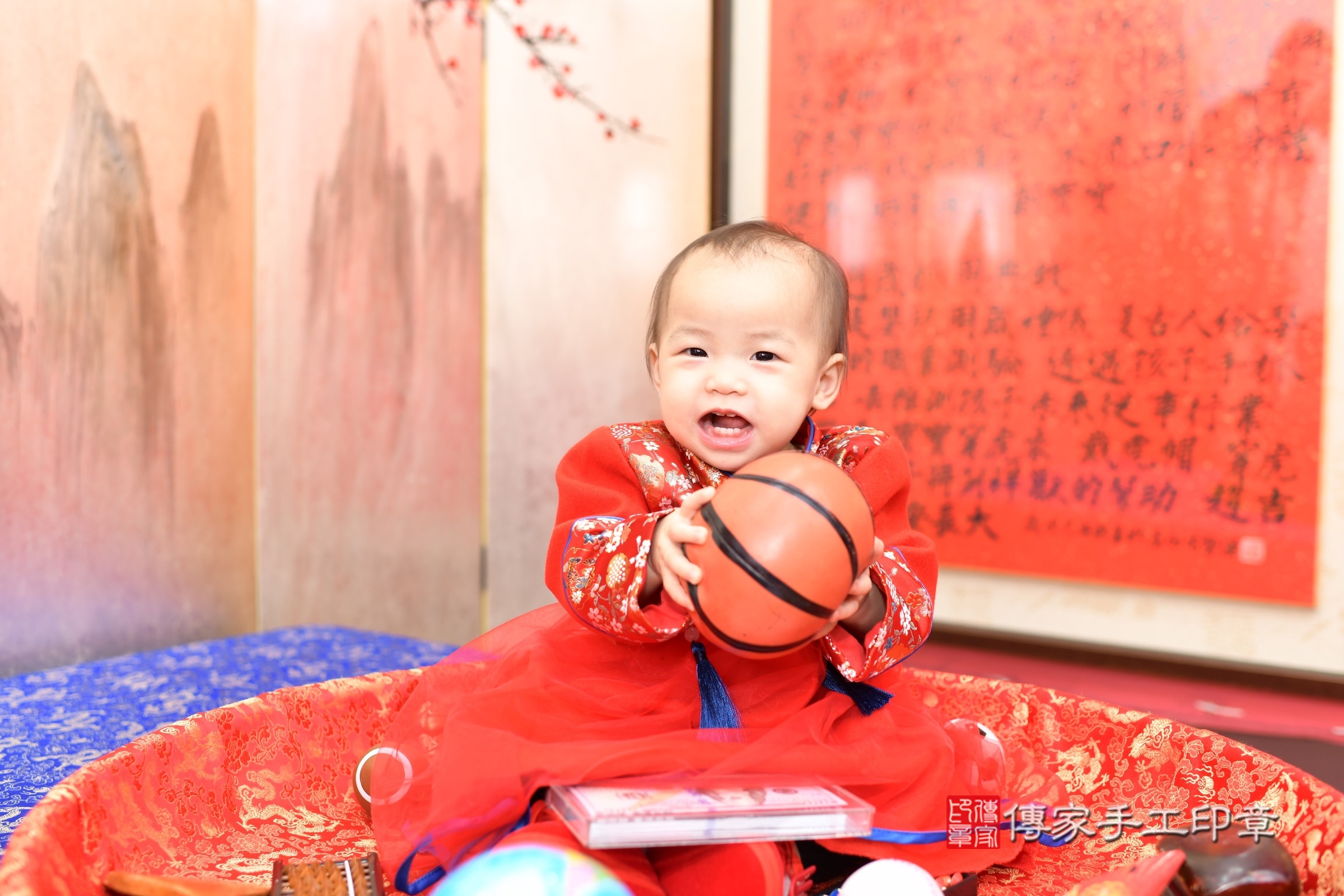 新北市永和區小欣寶寶抓周推薦：傳家新北店抓周度脺中國風會場，嬰兒古禮抓周流程儀式吉祥話、抓周道具物品24種、拍照。抓周證書。2025.3.8，照片7