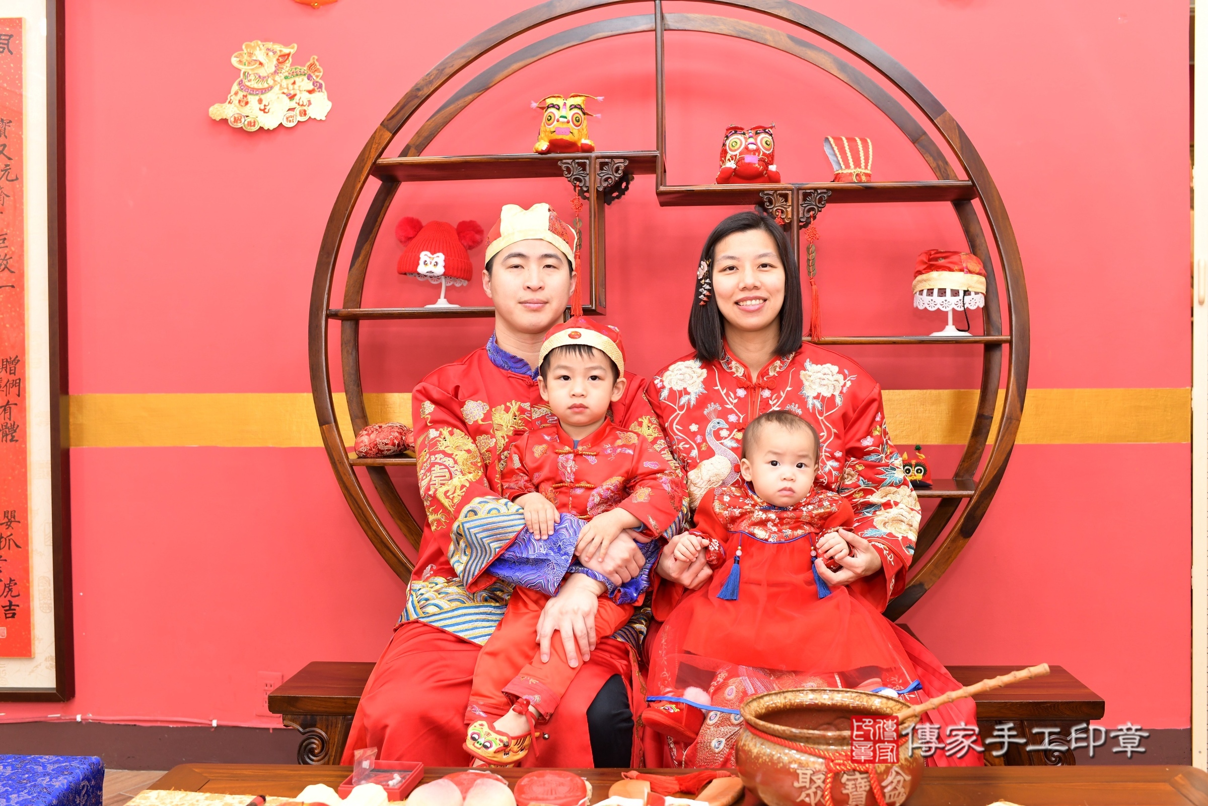 新北市永和區小欣寶寶抓周推薦：傳家新北店抓周度脺中國風會場，嬰兒古禮抓周流程儀式吉祥話、抓周道具物品24種、拍照。抓周證書。2025.3.8，照片1