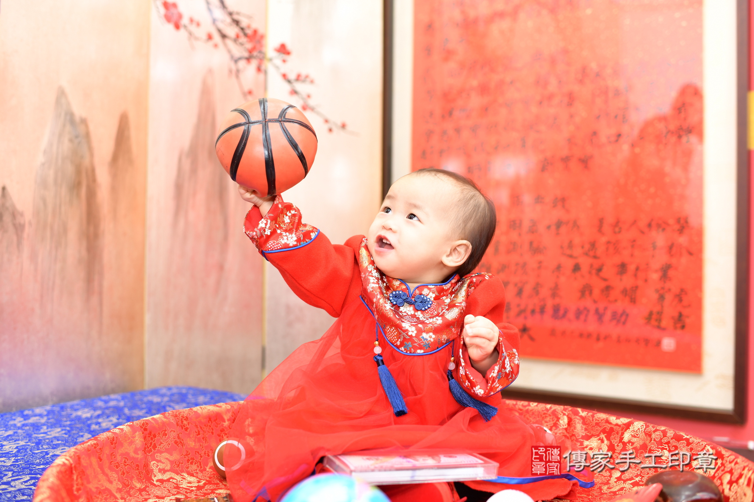 新北市永和區小欣寶寶抓周推薦：傳家新北店抓周度脺中國風會場，嬰兒古禮抓周流程儀式吉祥話、抓周道具物品24種、拍照。抓周證書。2025.3.8，照片8