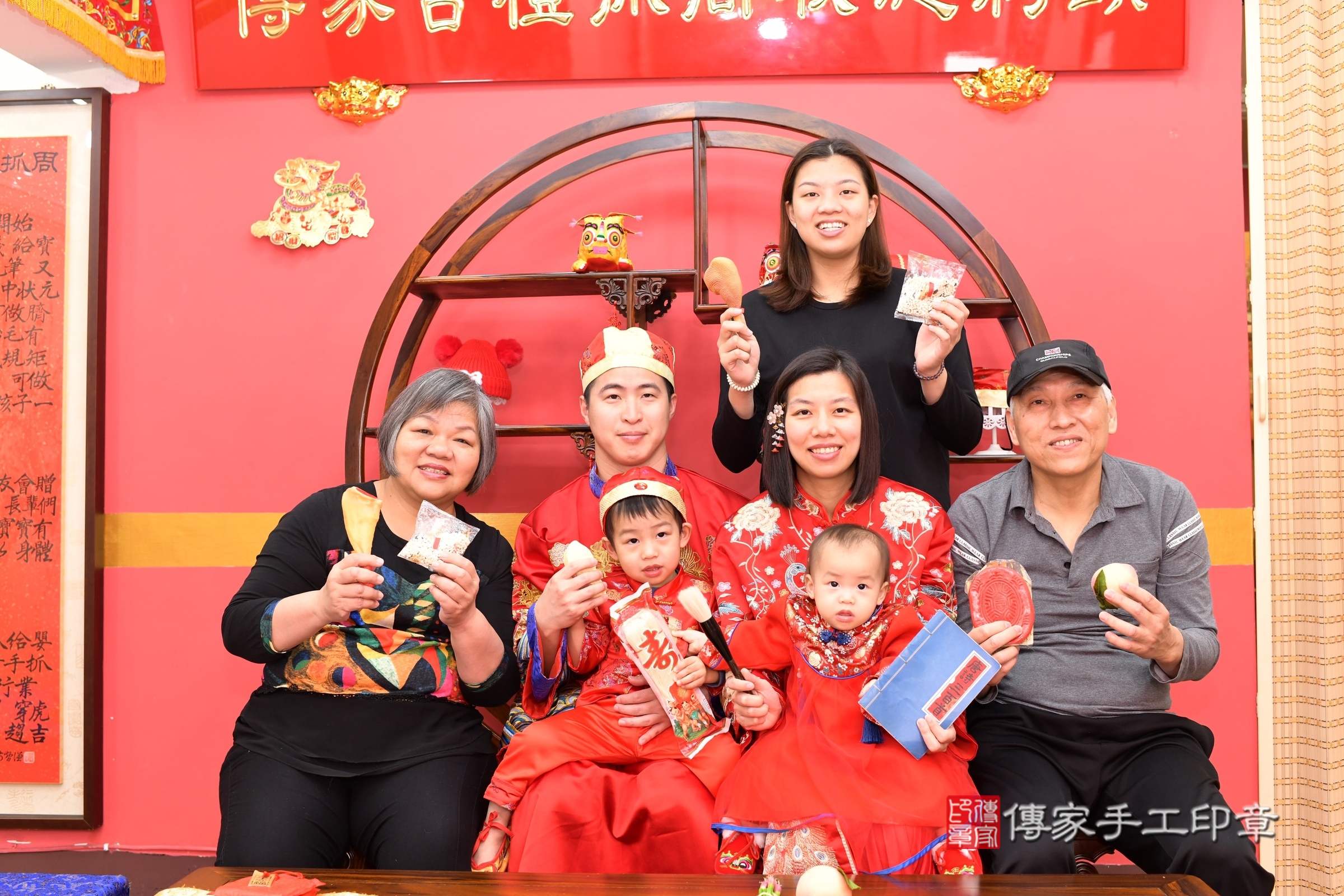 新北市永和區小欣寶寶抓周推薦：傳家新北店抓周度脺中國風會場，嬰兒古禮抓周流程儀式吉祥話、抓周道具物品24種、拍照。抓周證書。2025.3.8，照片14