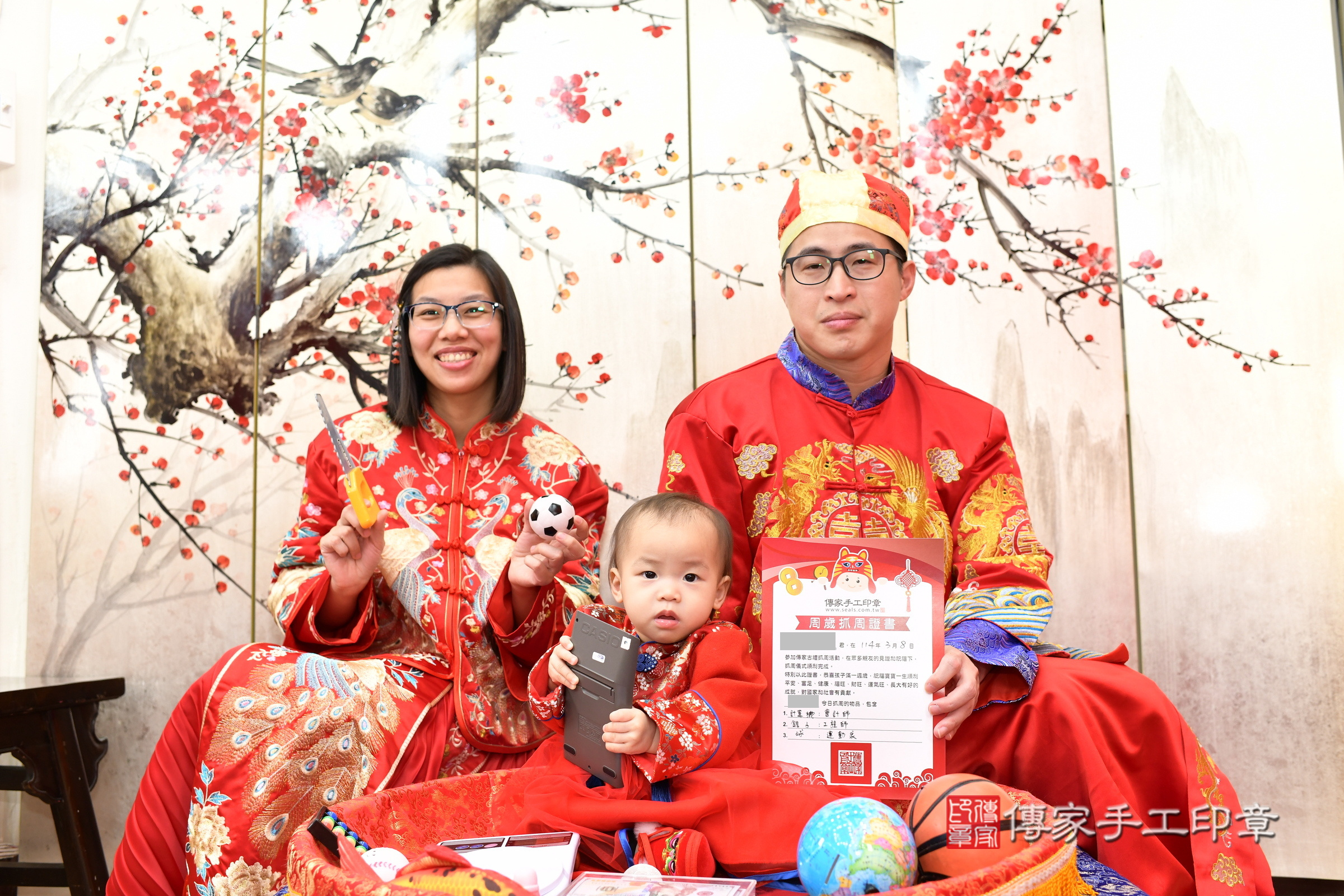 新北市永和區小欣寶寶抓周推薦：傳家新北店抓周度脺中國風會場，嬰兒古禮抓周流程儀式吉祥話、抓周道具物品24種、拍照。抓周證書。2025.3.8，照片15