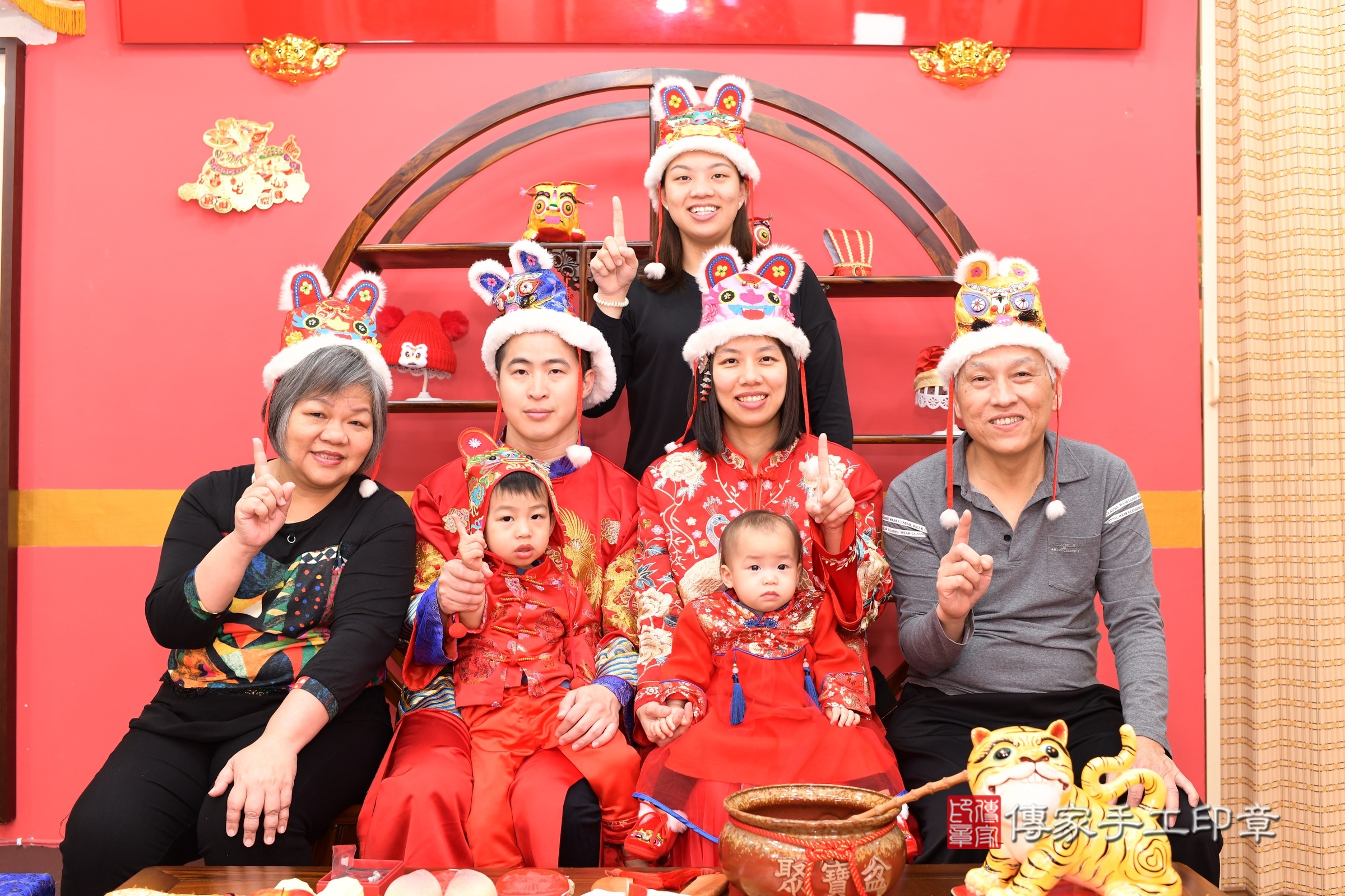 新北市永和區小欣寶寶抓周推薦：傳家新北店抓周度脺中國風會場，嬰兒古禮抓周流程儀式吉祥話、抓周道具物品24種、拍照。抓周證書。2025.3.8，照片16