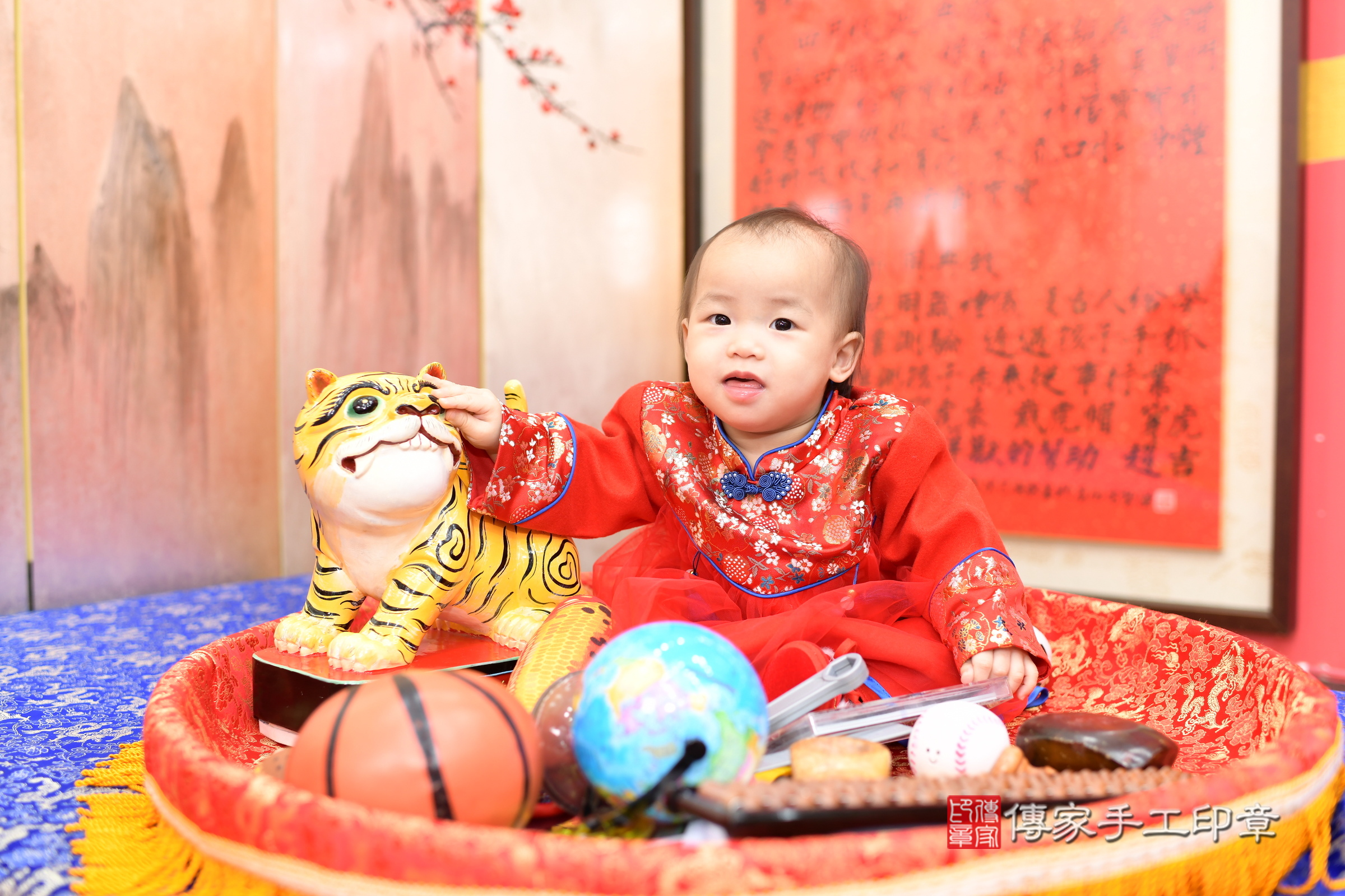 新北市永和區小欣寶寶抓周推薦：傳家新北店抓周度脺中國風會場，嬰兒古禮抓周流程儀式吉祥話、抓周道具物品24種、拍照。抓周證書。2025.3.8，照片10