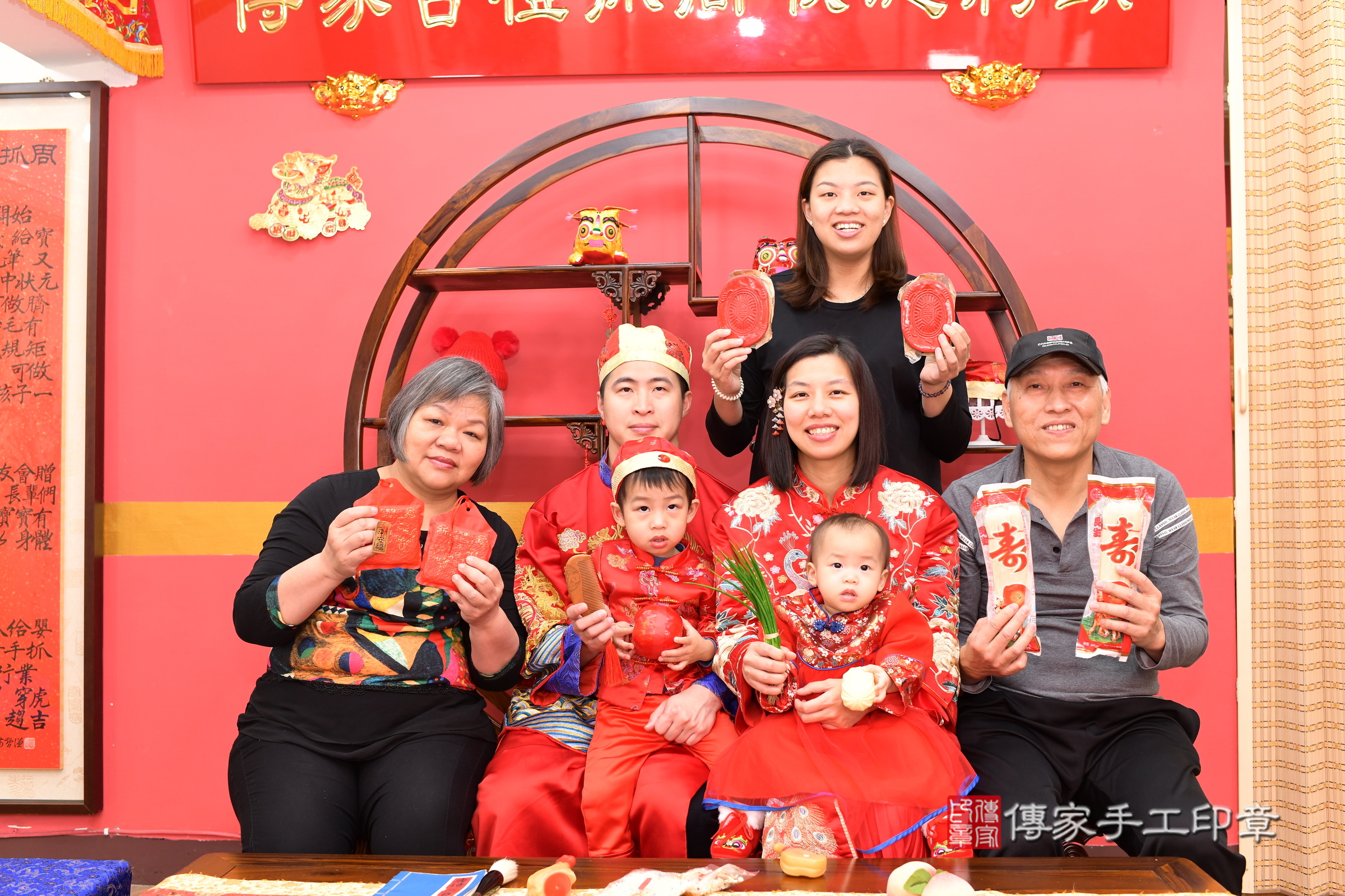 新北市永和區小欣寶寶抓周推薦：傳家新北店抓周度脺中國風會場，嬰兒古禮抓周流程儀式吉祥話、抓周道具物品24種、拍照。抓周證書。2025.3.8，照片13