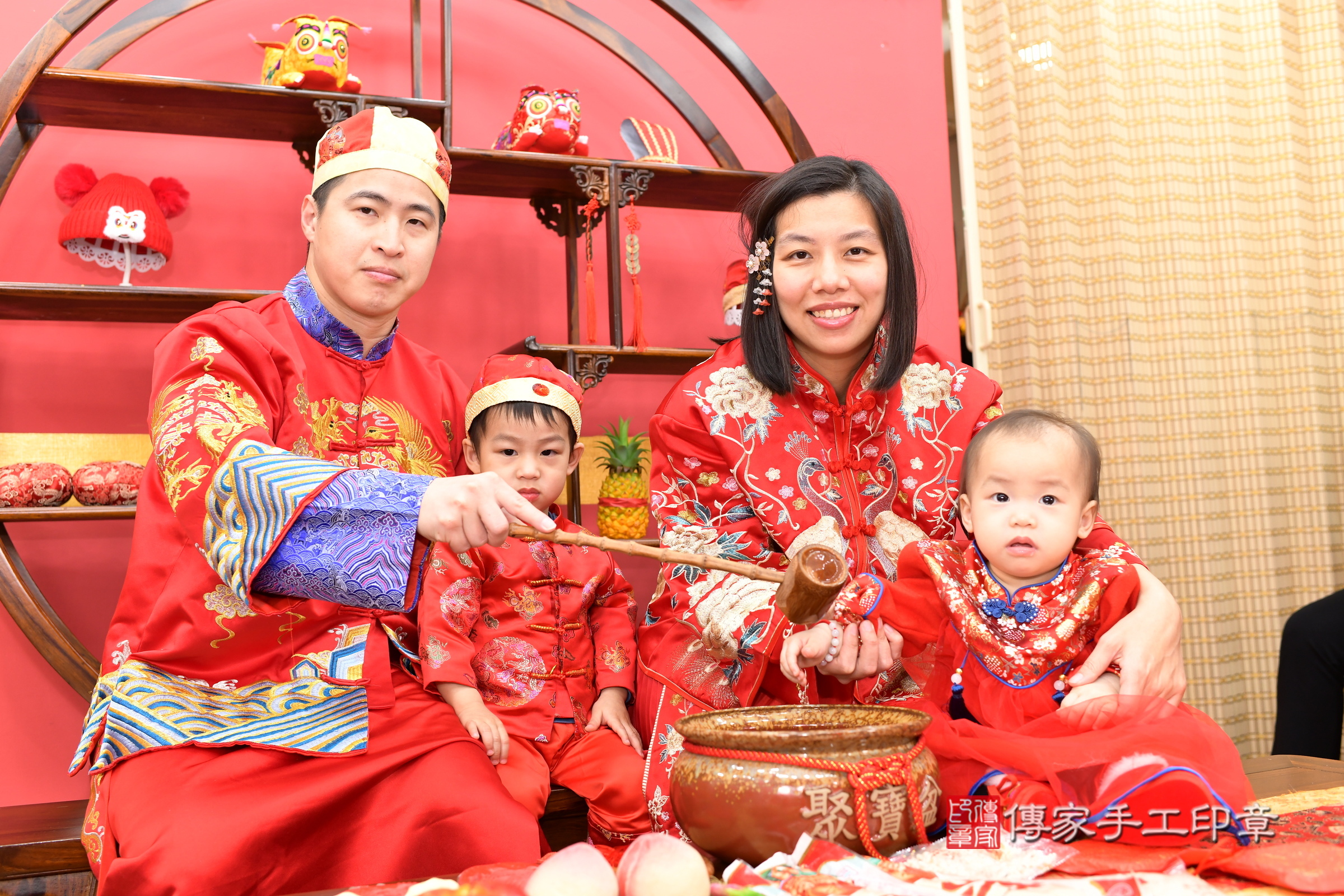 新北市永和區小欣寶寶抓周推薦：傳家新北店抓周度脺中國風會場，嬰兒古禮抓周流程儀式吉祥話、抓周道具物品24種、拍照。抓周證書。2025.3.8，照片11