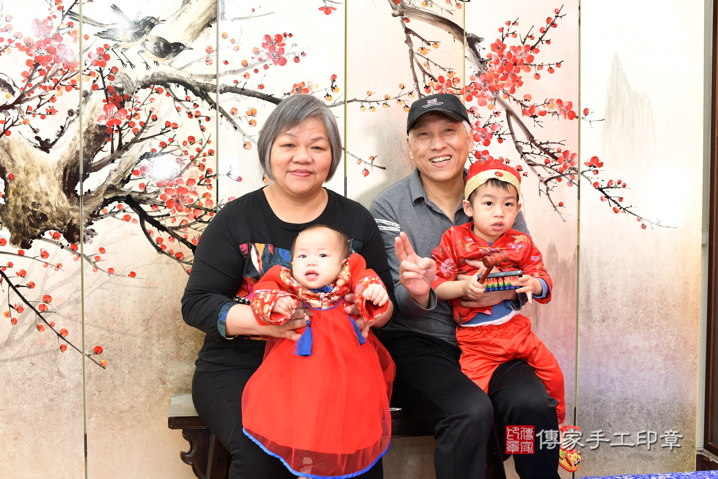 新北市永和區小欣寶寶抓周推薦：傳家新北店抓周度脺中國風會場，嬰兒古禮抓周流程儀式吉祥話、抓周道具物品24種、拍照。抓周證書。2025.3.8，照片3