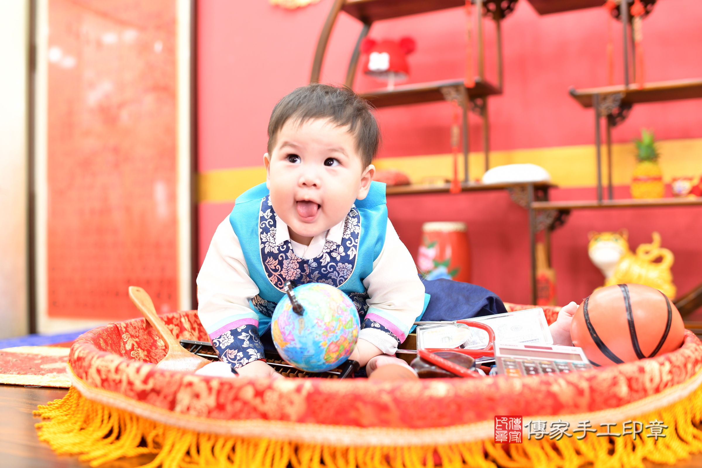 新北市永和區小軒寶寶抓周推薦：傳家新北店抓周度脺中國風會場，嬰兒古禮抓周流程儀式吉祥話、抓周道具物品24種、拍照。抓周證書。2025.3.9，照片1