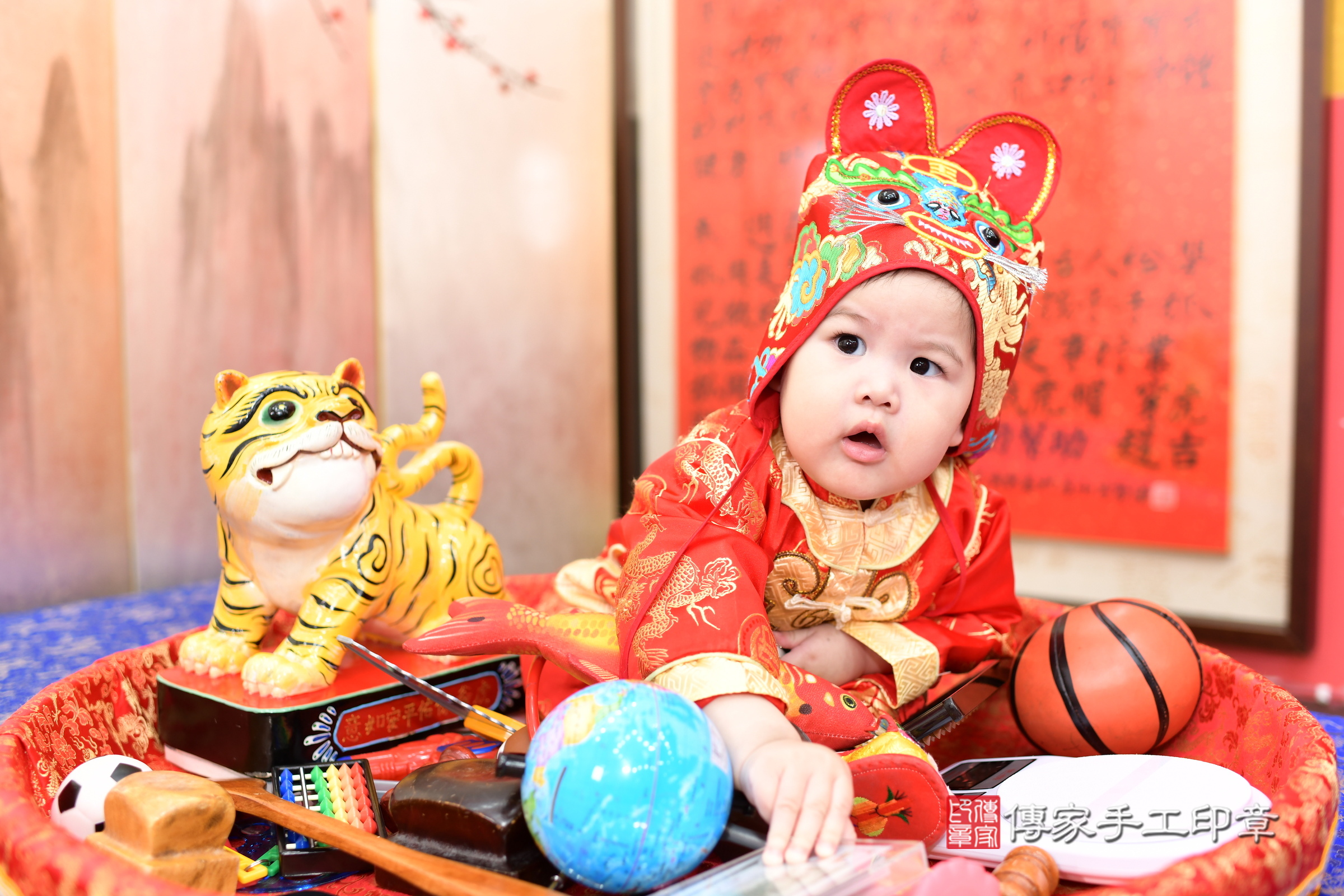 新北市永和區小軒寶寶抓周推薦:傳家新北店抓周度脺中國風會場,嬰兒古禮抓周流程儀式吉祥話、抓周道具物品24種、拍照。抓周證書。2025.3.9,照片11 新北市永和區小軒寶寶抓周推薦:傳家新北店抓周度脺中國風會場,嬰兒古禮抓周流程儀式吉祥話、抓周道具物品24種、拍照。抓周證書。2025.3.9,照片11