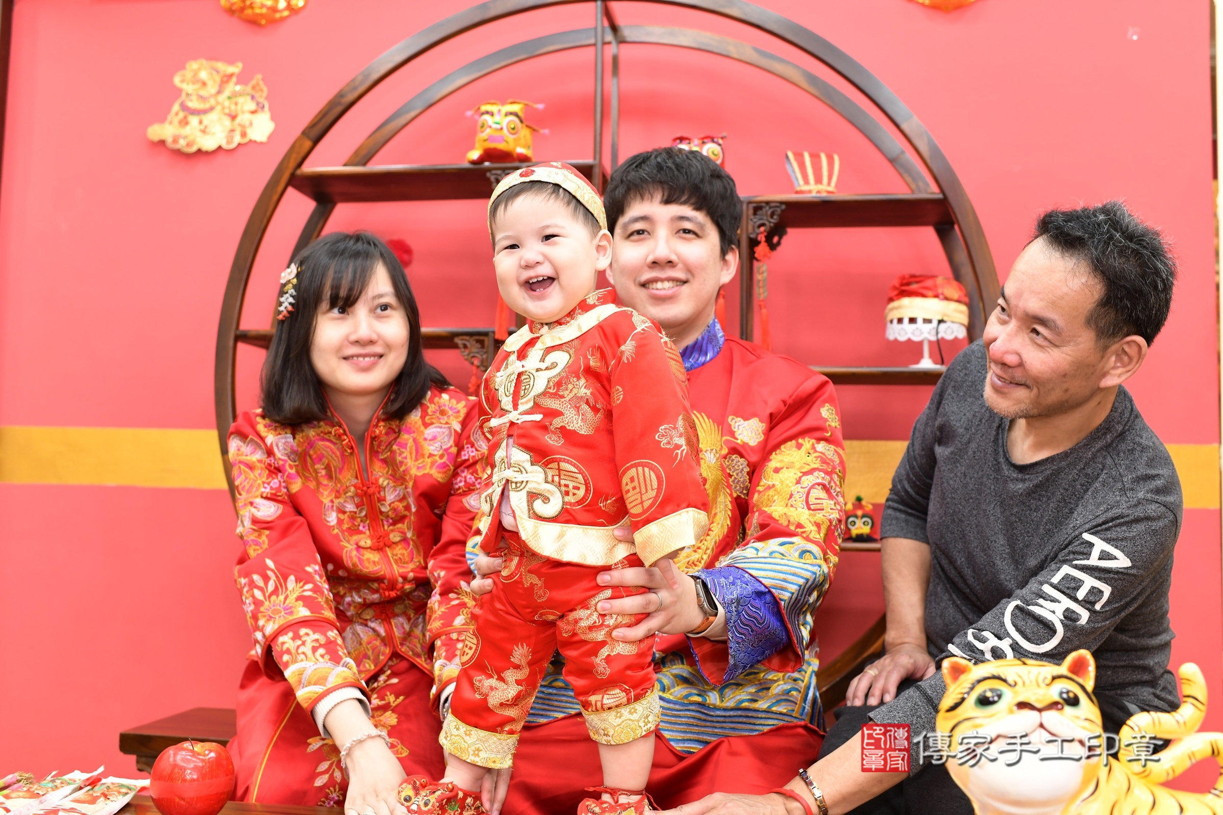 新北市永和區小軒寶寶抓周推薦:傳家新北店抓周度脺中國風會場,嬰兒古禮抓周流程儀式吉祥話、抓周道具物品24種、拍照。抓周證書。2025.3.9,照片15 新北市永和區小軒寶寶抓周推薦:傳家新北店抓周度脺中國風會場,嬰兒古禮抓周流程儀式吉祥話、抓周道具物品24種、拍照。抓周證書。2025.3.9,照片15