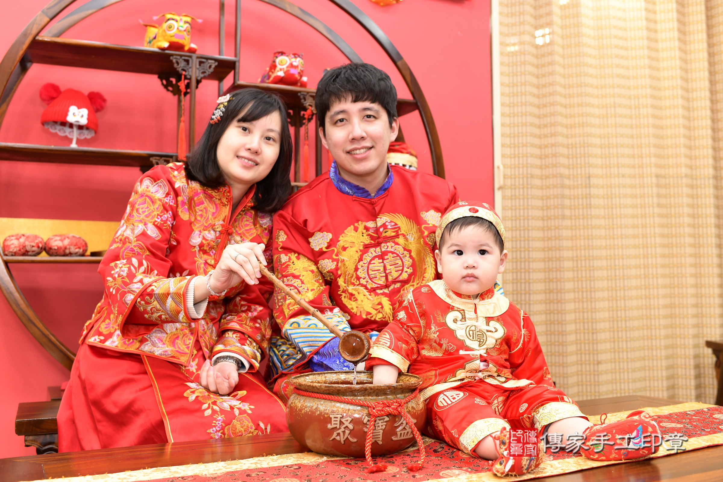 新北市永和區小軒寶寶抓周推薦:傳家新北店抓周度脺中國風會場,嬰兒古禮抓周流程儀式吉祥話、抓周道具物品24種、拍照。抓周證書。2025.3.9,照片13 新北市永和區小軒寶寶抓周推薦:傳家新北店抓周度脺中國風會場,嬰兒古禮抓周流程儀式吉祥話、抓周道具物品24種、拍照。抓周證書。2025.3.9,照片13