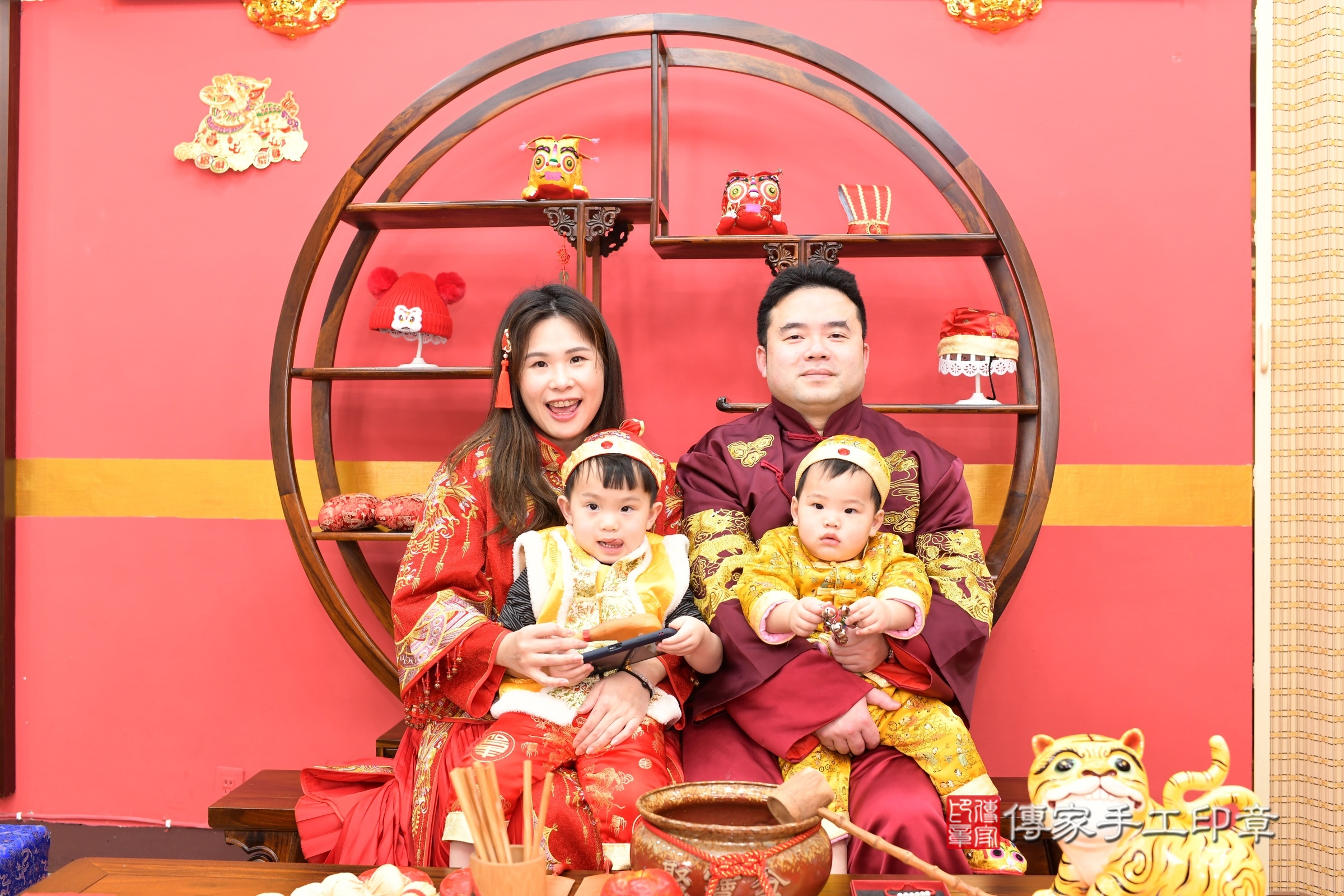 新北市永和區小騰寶寶抓周推薦：傳家新北店抓周度脺中國風會場，嬰兒古禮抓周流程儀式吉祥話、抓周道具物品24種、拍照。抓周證書。2025.3.9，照片1