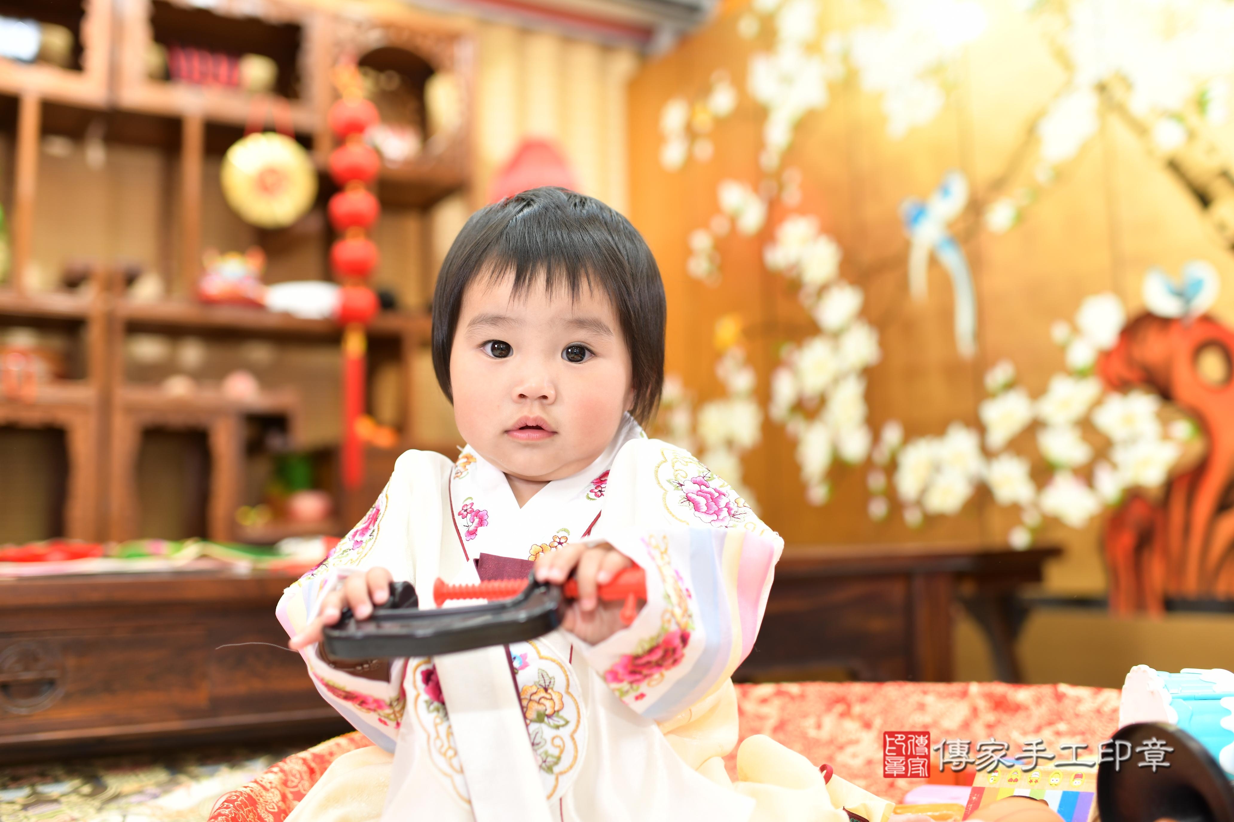 傳家手工印章台南店、抓周、度脺、中國風會場、傳家嬰兒古禮、吉祥話、抓周道具物品24種、拍照。抓周證書。寶寶抓周、滿周歲、生日快樂、祝福