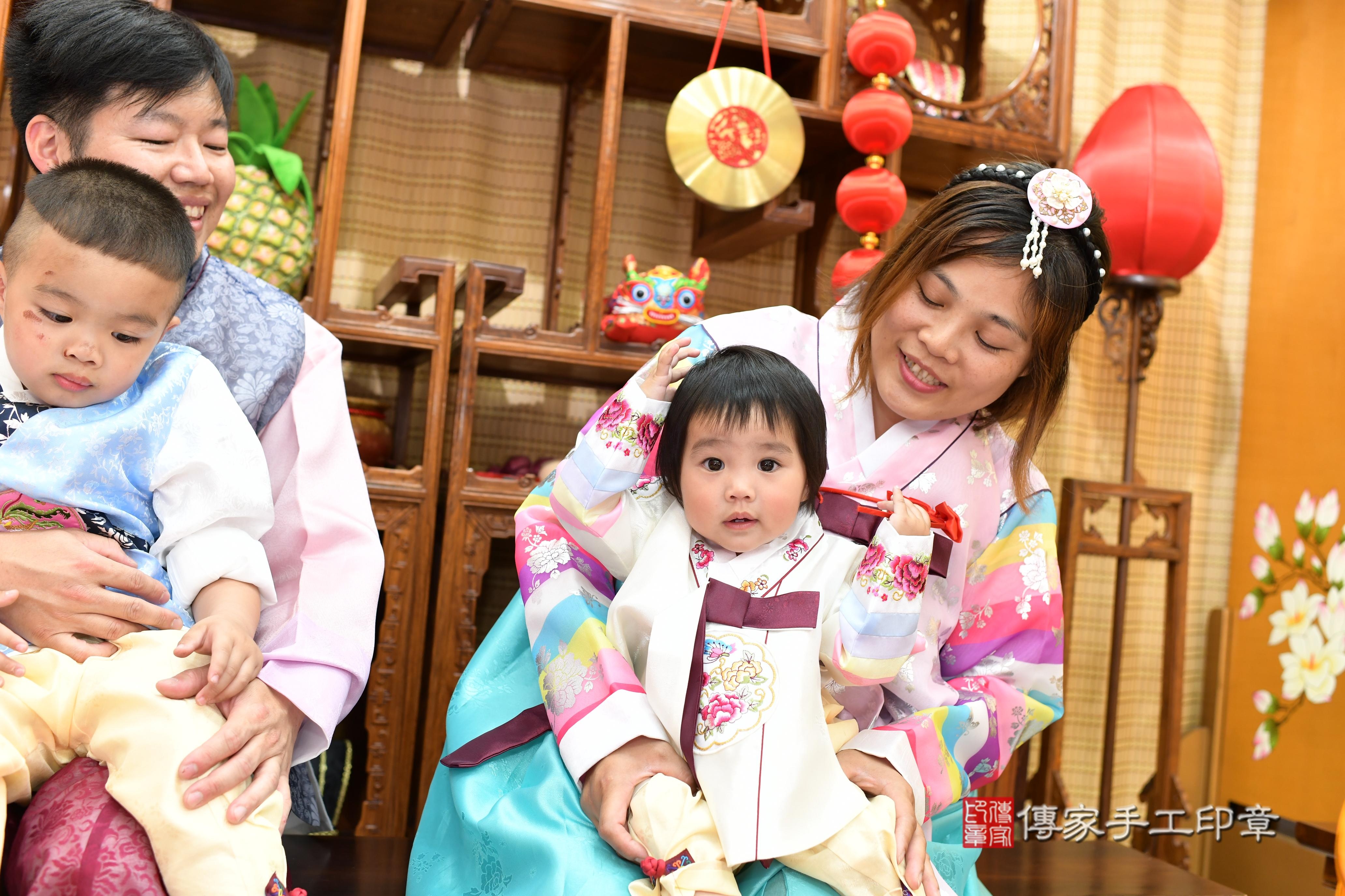 傳家手工印章台南店、抓周、度脺、中國風會場、傳家嬰兒古禮、吉祥話、抓周道具物品24種、拍照。抓周證書。寶寶抓周、滿周歲、生日快樂、祝福 傳家手工印章台南店、抓周、度脺、中國風會場、傳家嬰兒古禮、吉祥話、抓周道具物品24種、拍照。抓周證書。寶寶抓周、滿周歲、生日快樂、祝福